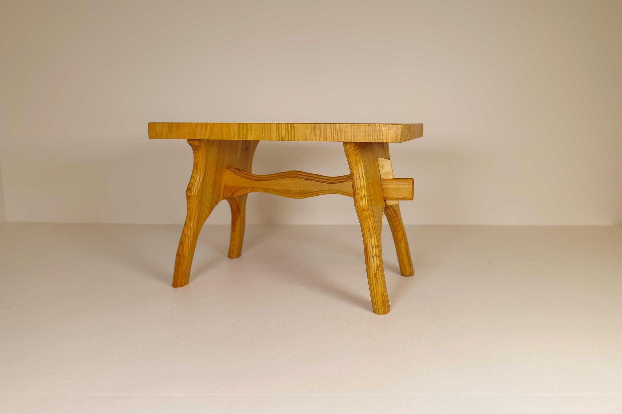 Un tabouret en pin produit en Suède dans les années 1970.
Ce tabouret est un bon exemple de l'artisanat naïf avec le stile minimaliste connu des meubles scandinaves. Celui-ci a un dessus fait de grains assemblés pour donner un dessus