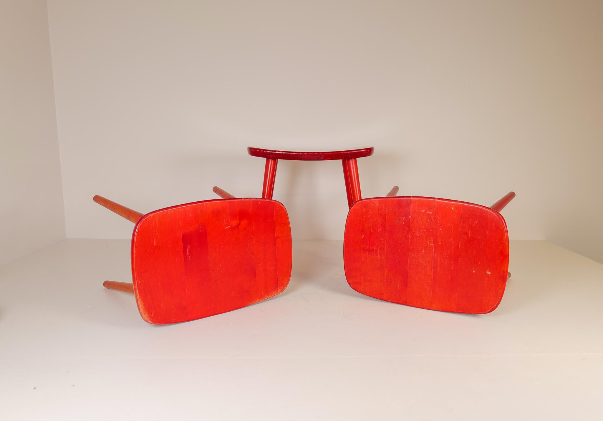 Fin du 20e siècle Tabourets suédois en bouleau rouge laqué « Palie », Yngve Ekstrm, 1970 en vente