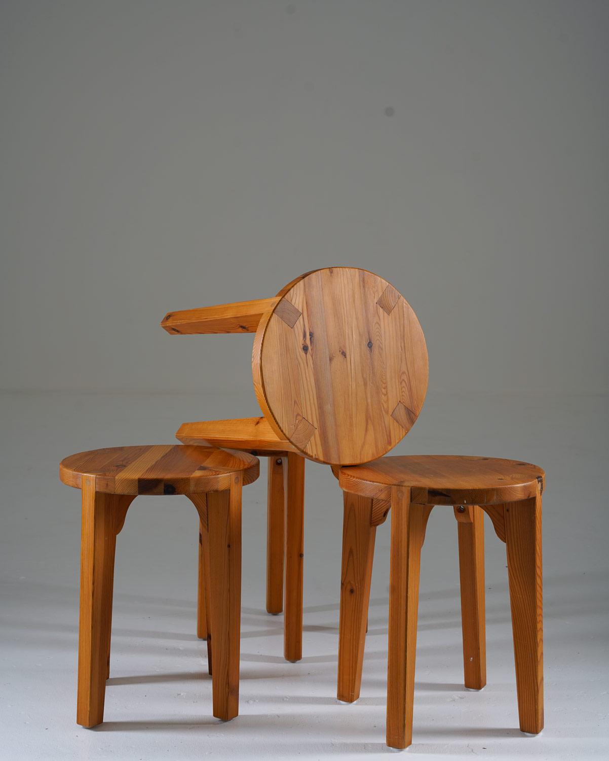 Swedish Stools in Pine In Good Condition For Sale In Karlstad, SE