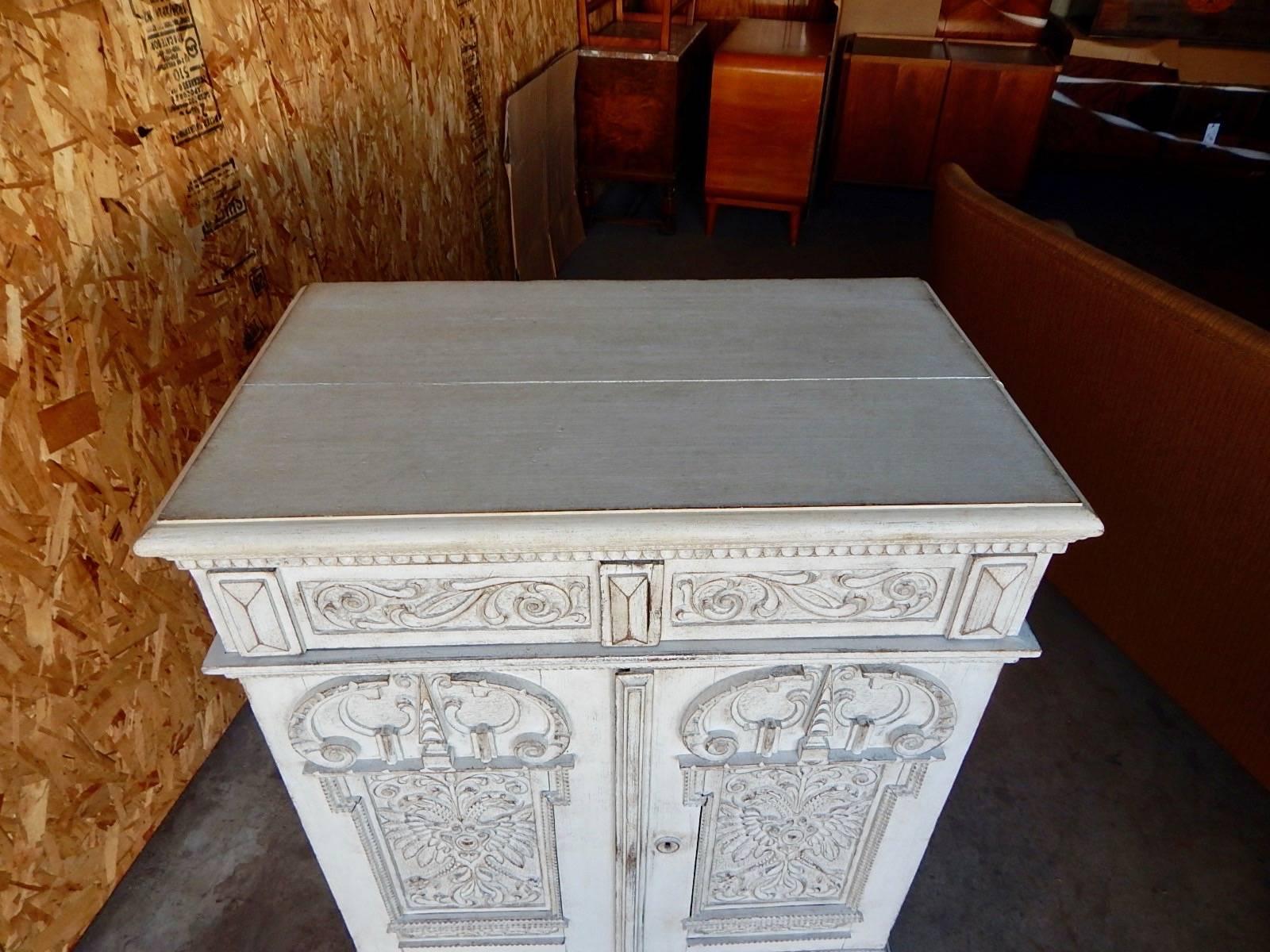 Swedish Storage Chest in Gustavian Painted Finish, circa 1910 3