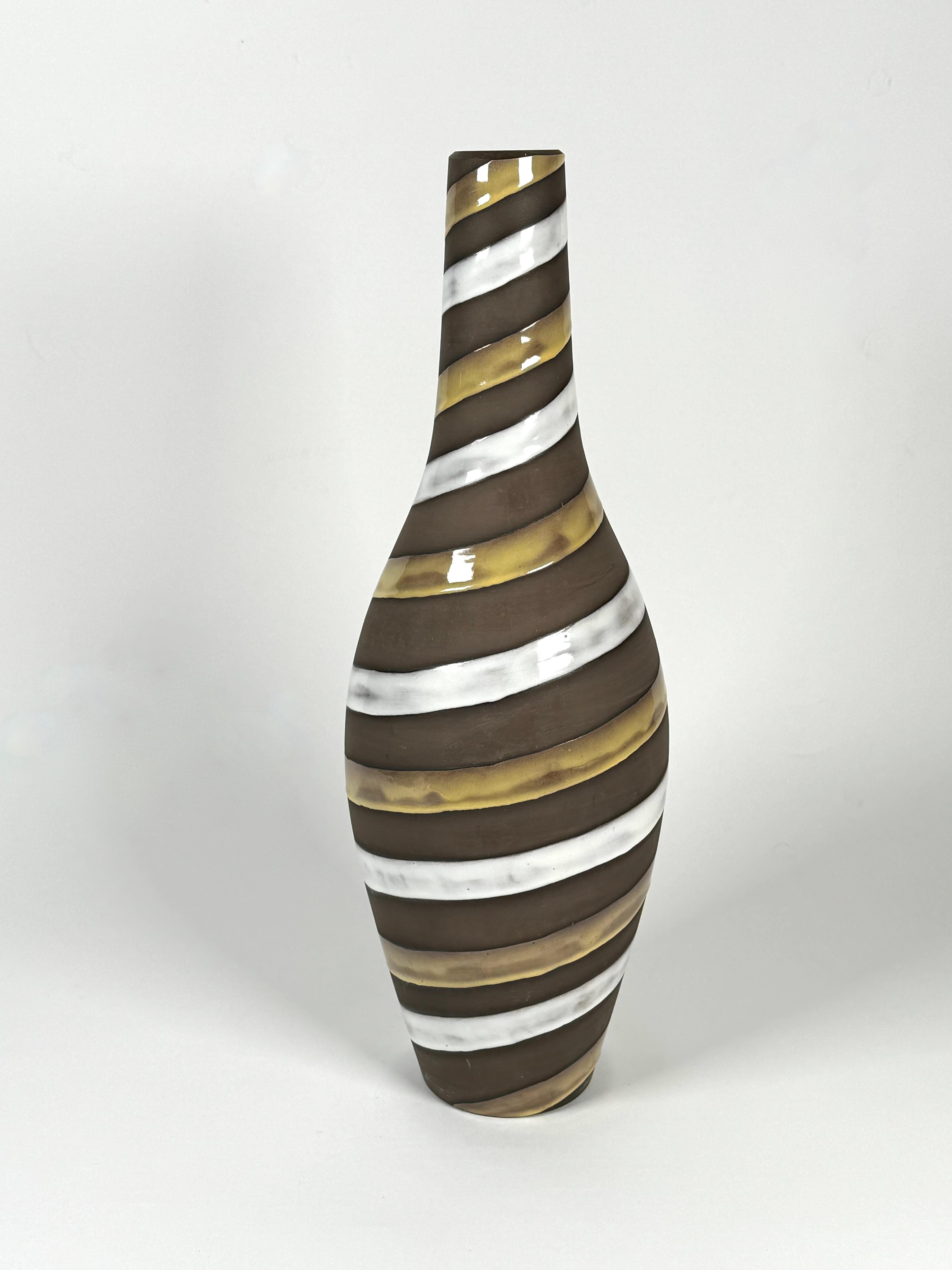 Milieu du XXe siècle Vase en céramique du Studio A suédois d'Ingrid Atterberg (1920-2008) en vente