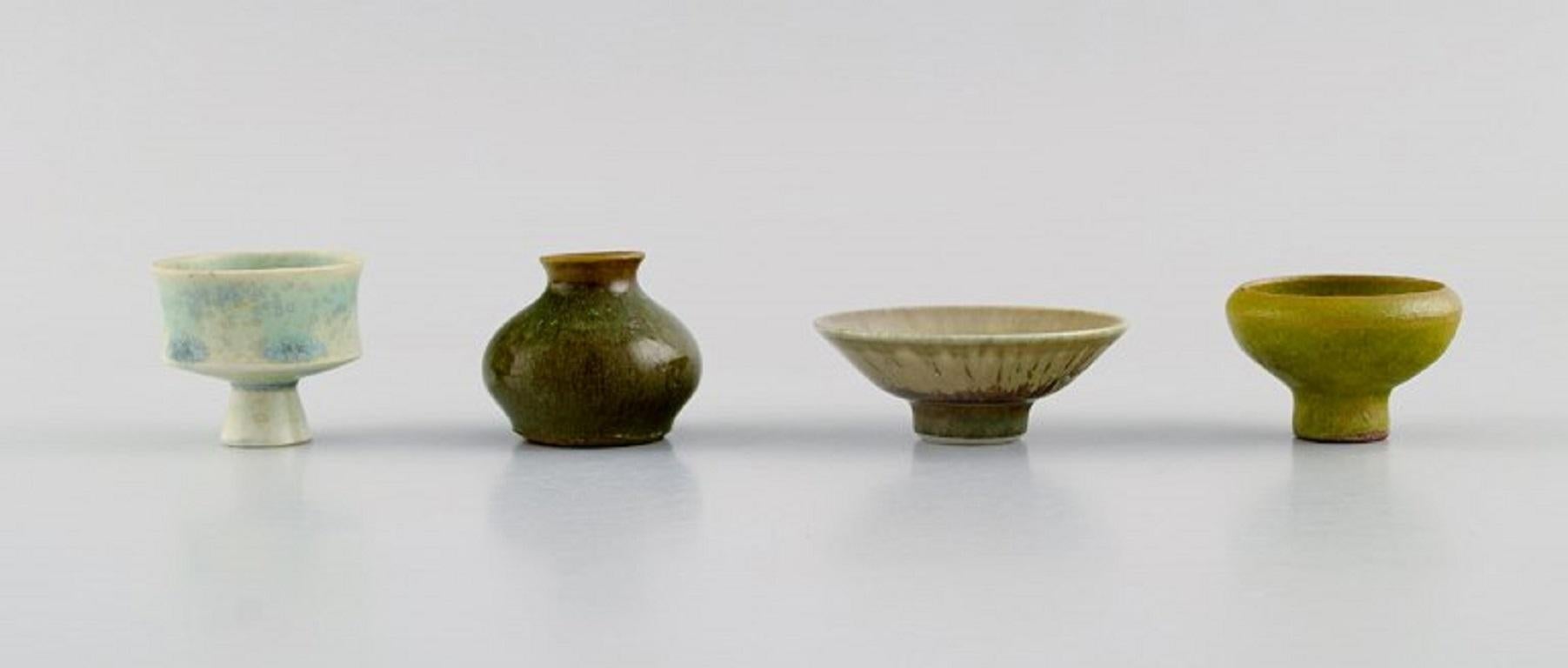 Céramique de studio suédoise. Quatre vases miniatures uniques en grès émaillé. 
Fin du 20e siècle.
Le bol mesure : 5.7 x 2,3 cm.
Le plus grand vase mesure : 3.7 x 3,5 cm.
En parfait état.
Estampillé.