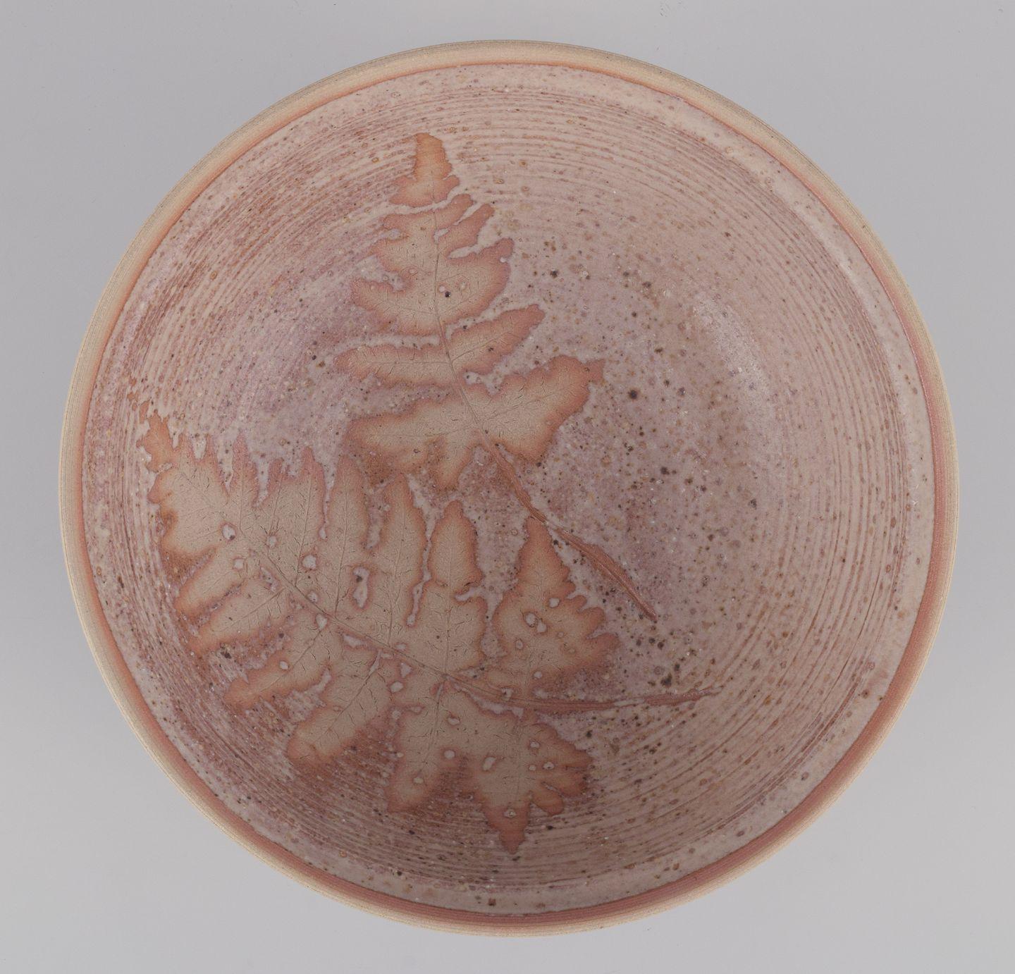 Suédois Swedish studio ceramist. Unique ceramic bowl decorated with foliage. en vente