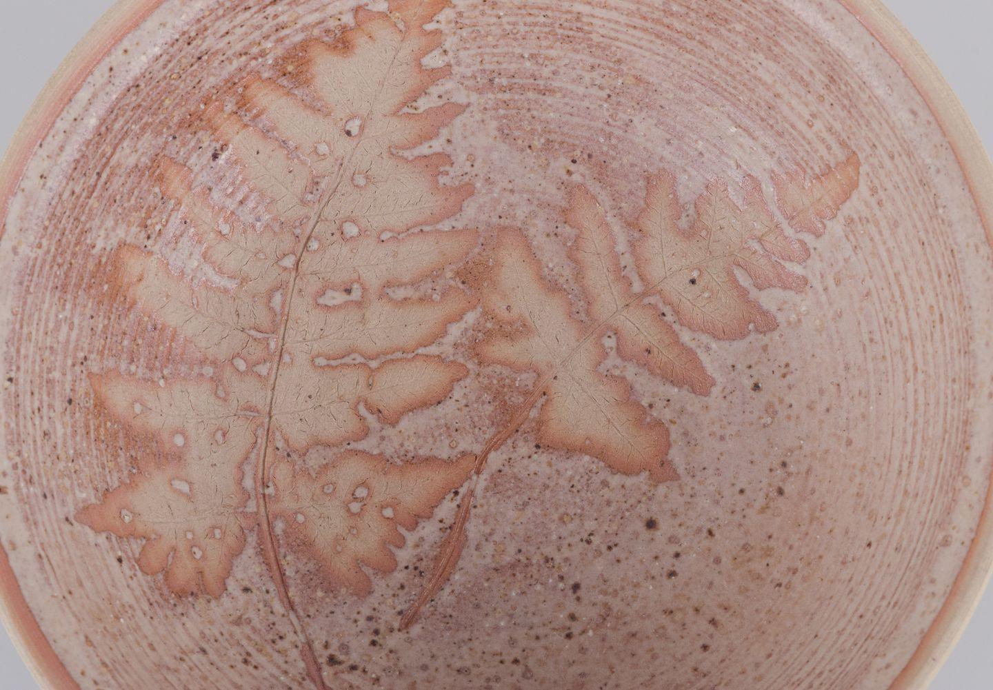 Vernissé Swedish studio ceramist. Unique ceramic bowl decorated with foliage. en vente