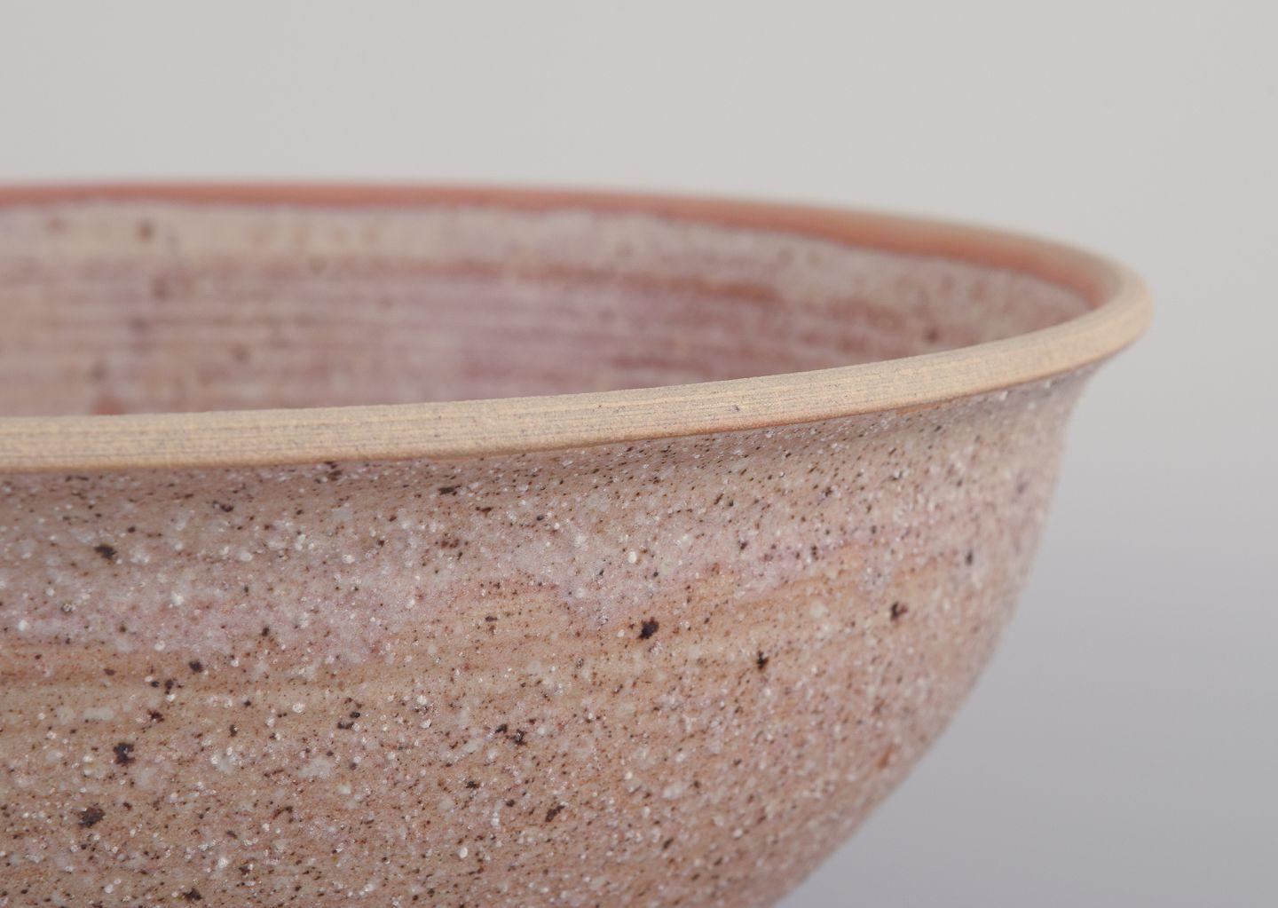 Swedish studio ceramist. Unique ceramic bowl decorated with foliage. Excellent état - En vente à Copenhagen, DK
