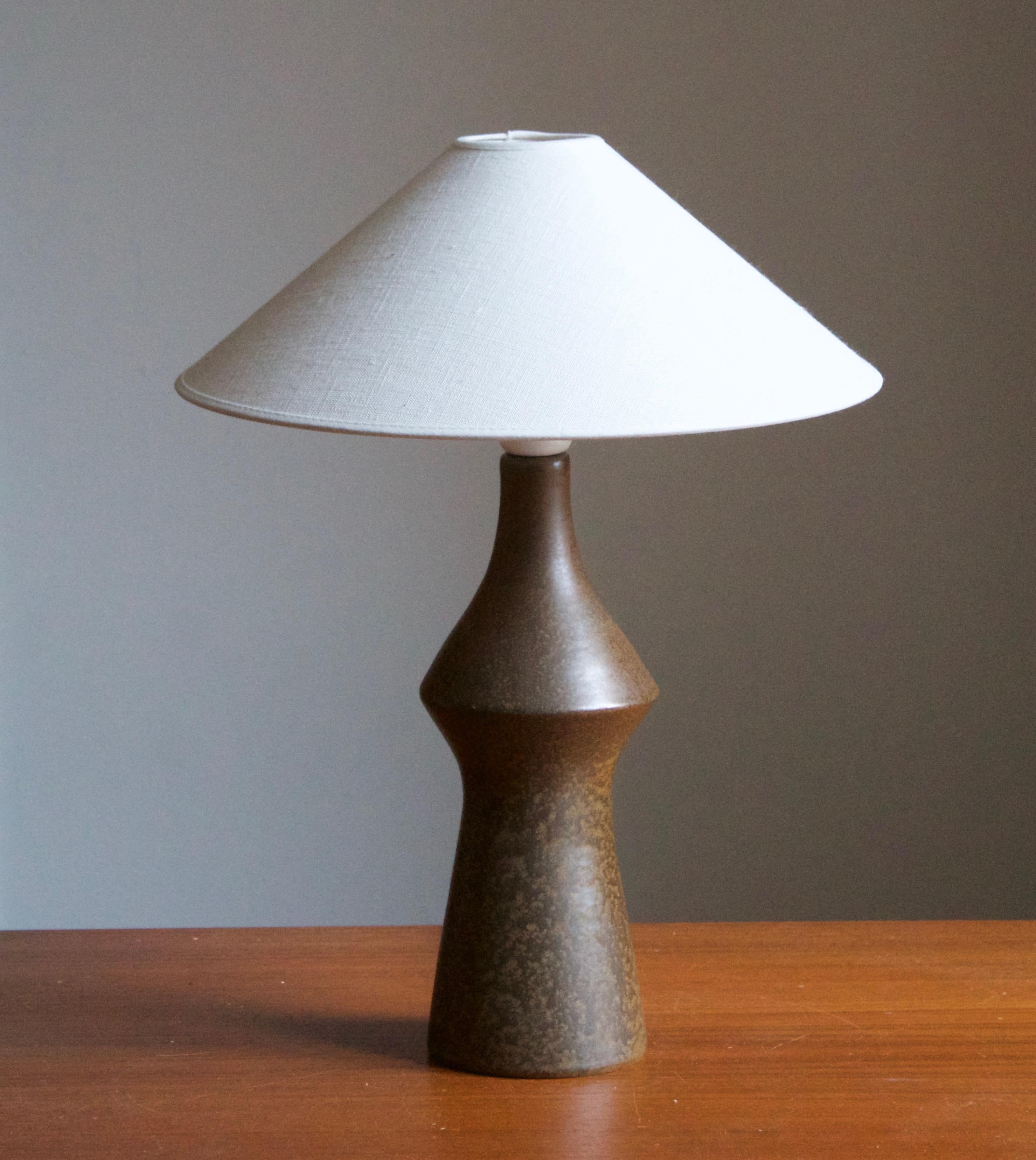 A table lamp. In glazed stoneware. Unmarked.

Stated dimensions exclude lampshade. Height includes socket. Sold without lampshade.