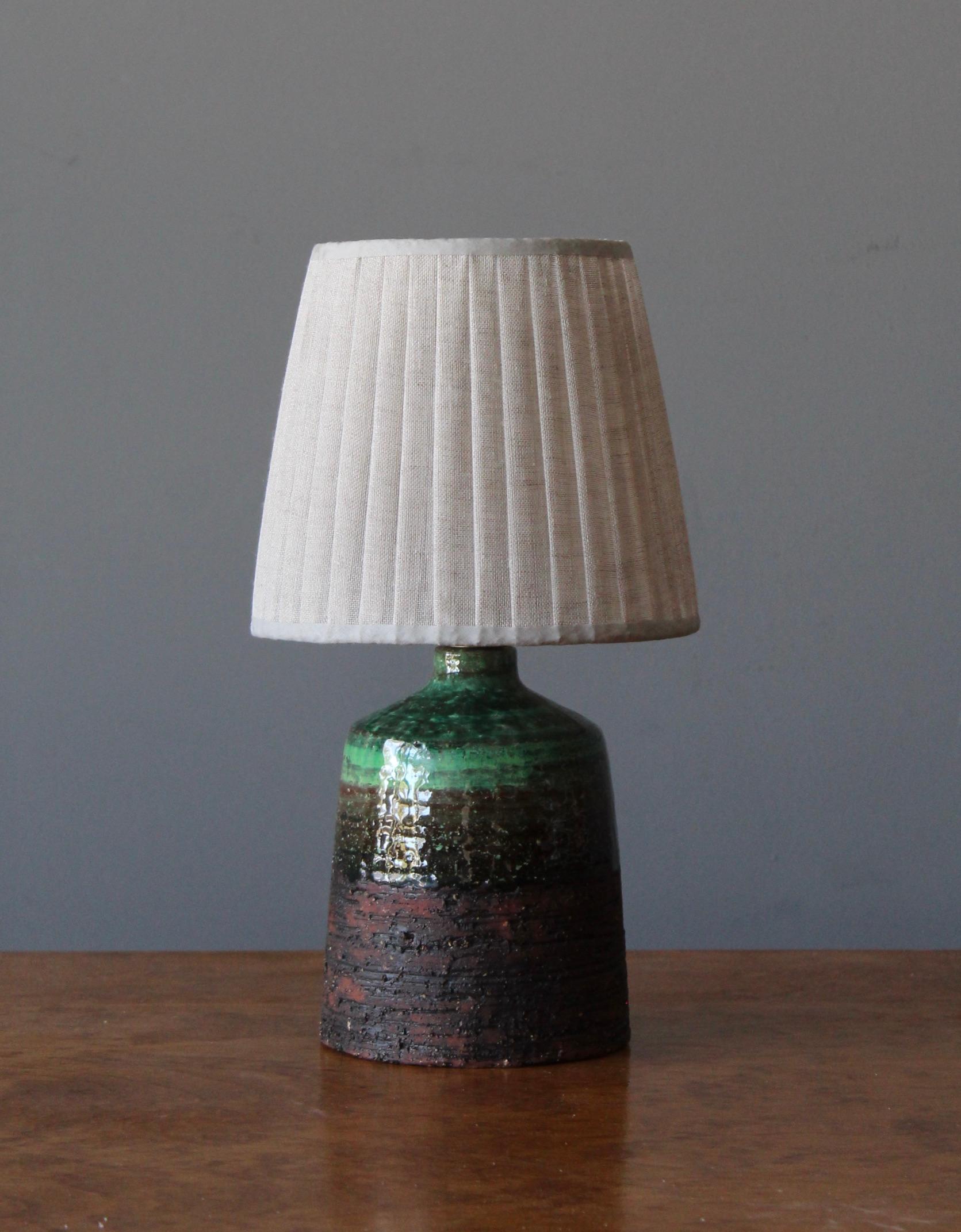 A table lamp. In glazed stoneware. Unmarked.

Stated dimensions exclude lampshade. Height includes socket. Sold without lampshade. Upon request illustrated lampshade can be included in purchase.