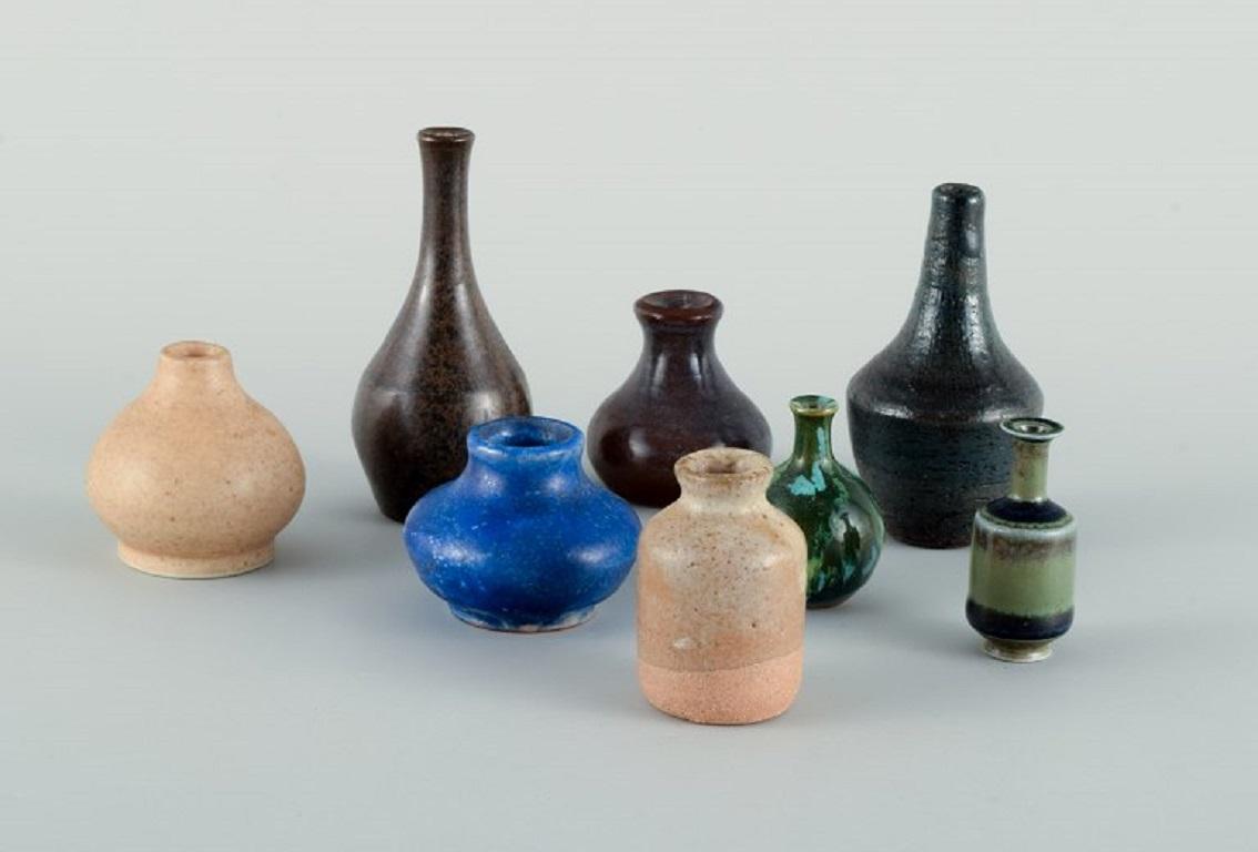 Poteries de studio suédoises, huit vases miniatures.
Fin des années 1900.
Différentes formes et émaux, dont John Andersson pour Höganäs.
En parfait état.
La plus grande mesure : H 8,5 cm x P 3,5 cm.
Marqué