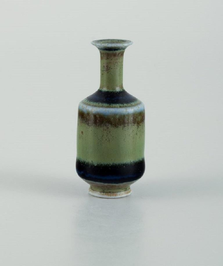 Vernissé Studio de potiers suédois, huit vases miniatures. Fin des années 1900. en vente