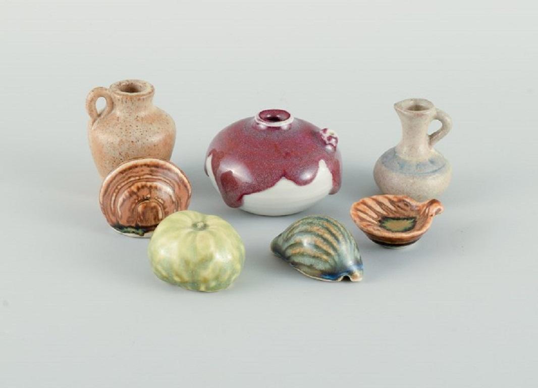Swedish studio potters, seven miniature vases, jugs and snail shells etc.
Late 1900s.
In perfect condition.
Different shapes and glazes, including John Andersson for Höganäs.
The red vase measures H 4.0 cm x D 6.0 cm.