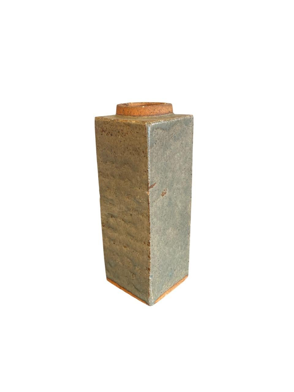 Un alto vaso rettangolare in gres progettato e realizzato dal famoso ceramista svedese Rolf Palm a Höganäs negli anni '70. Il pezzo è costruito a mano con una superficie sottilmente strutturata e rifinita con uno smalto di cenere naturale con toni