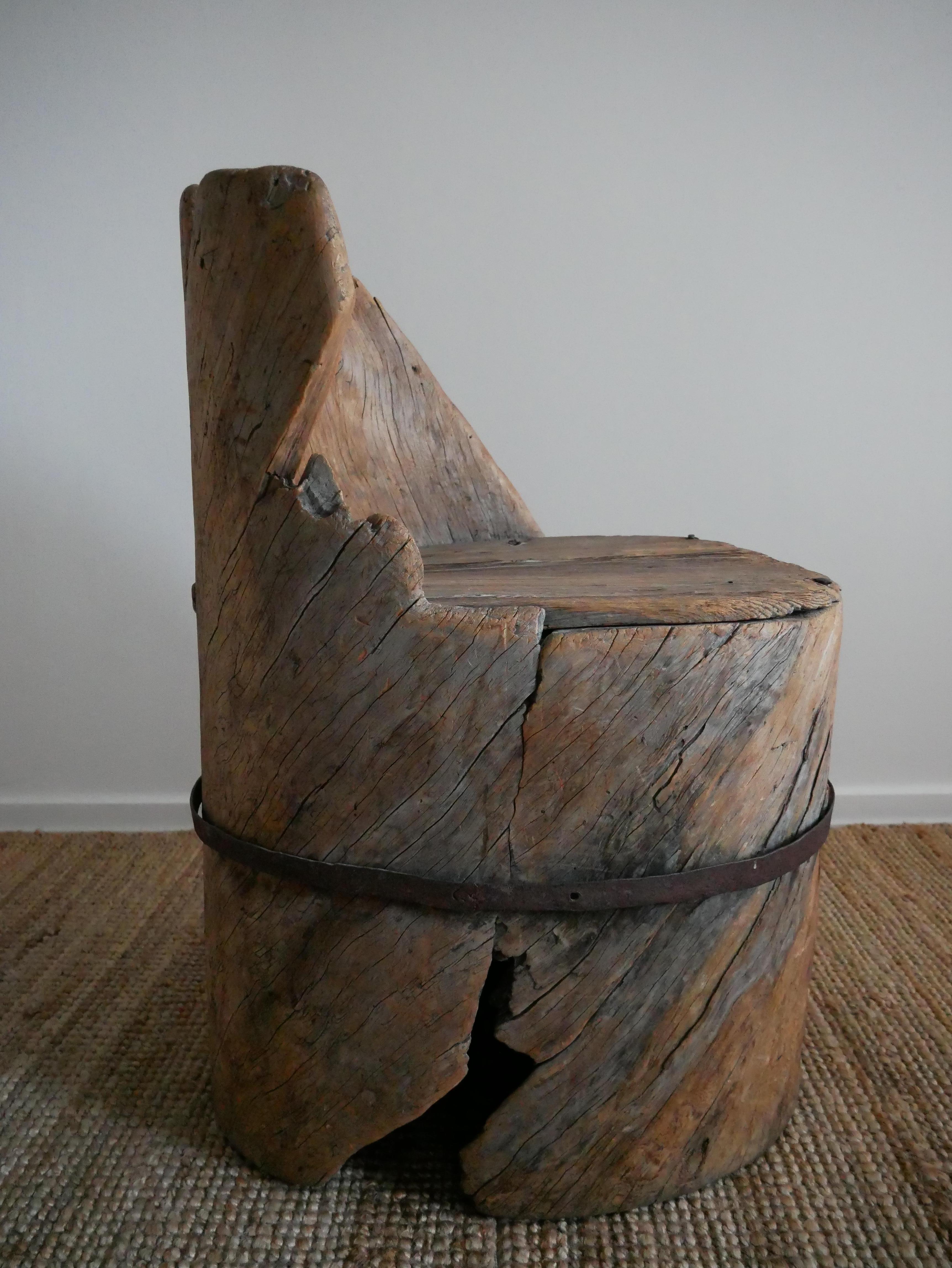 Schwedischer Baumstumpf-Stuhl (Handgeschnitzt) im Angebot