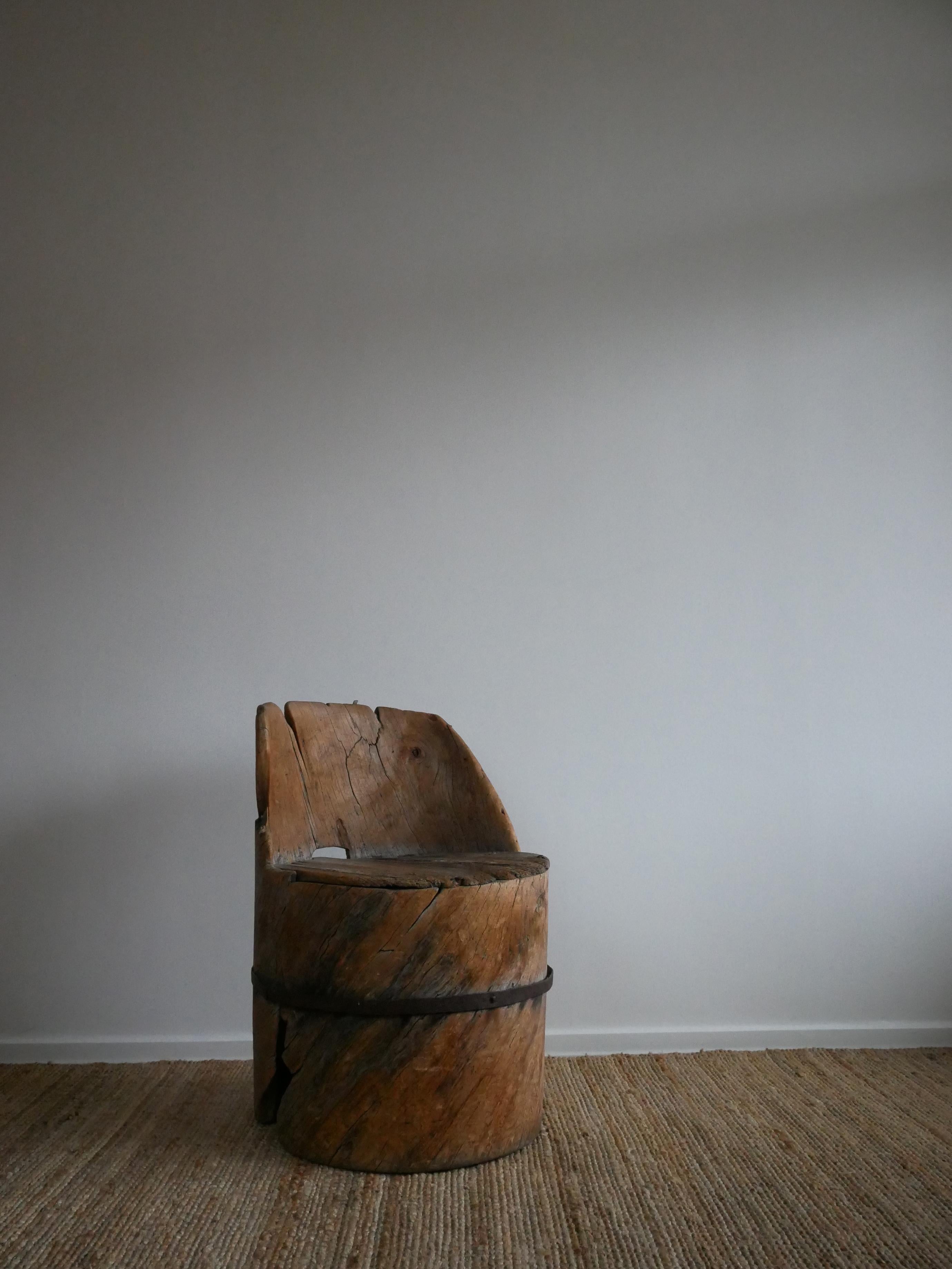 Schwedischer Baumstumpf-Stuhl
Hergestellt aus einem einzigen Kiefernstamm, hergestellt zwischen 1680 und 1730.
Metallband und Nägel wurden im späten 1800 Jahrhundert hinzugefügt.
      