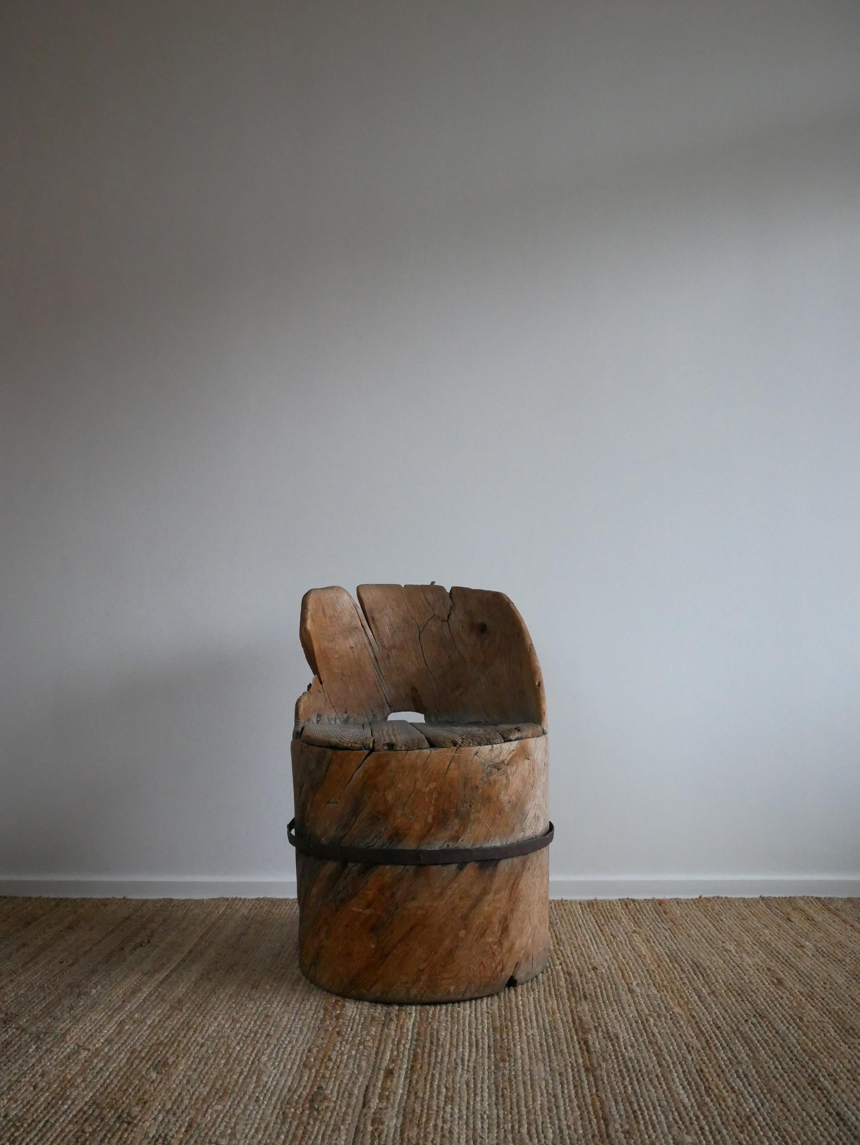 Schwedischer Baumstumpf-Stuhl (Volkskunst) im Angebot