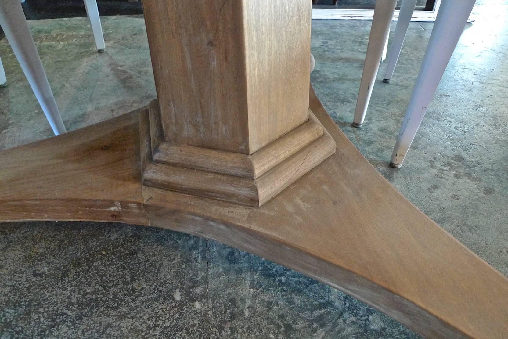 Tavolo con piedistallo rotondo in legno di ontano in stile svedese, realizzato secondo le specifiche del cliente in vendita 8