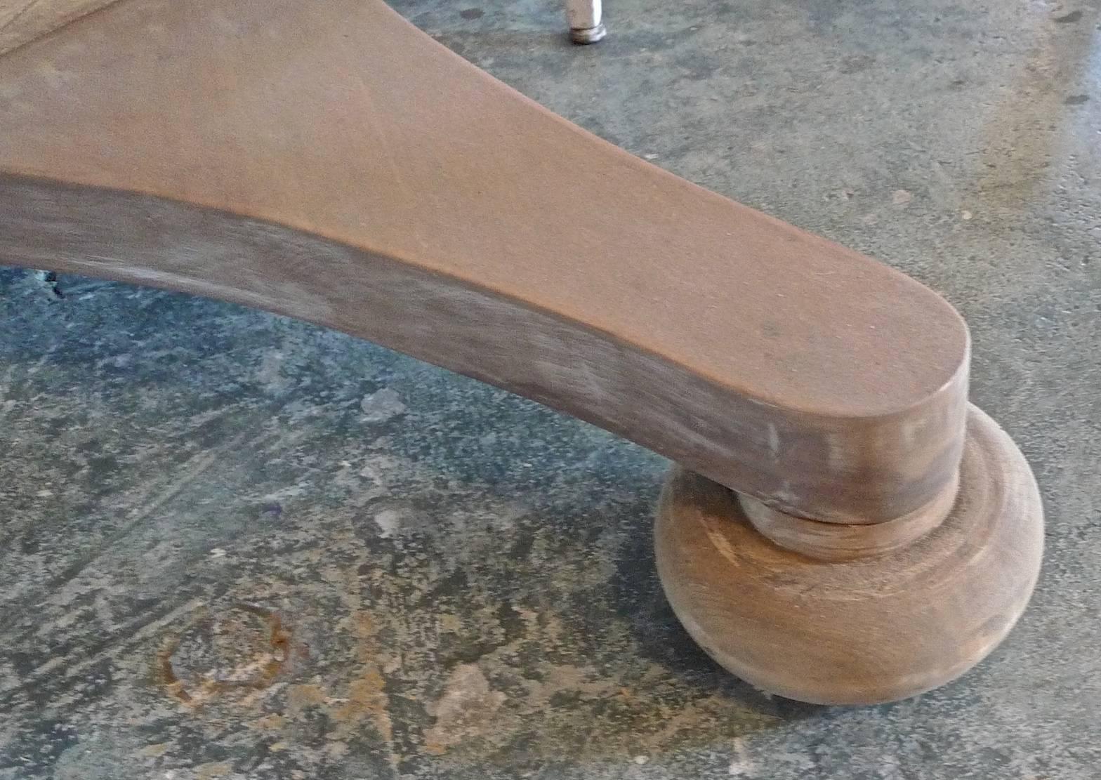 Tavolo con piedistallo rotondo in legno di ontano in stile svedese, realizzato secondo le specifiche del cliente in vendita 3