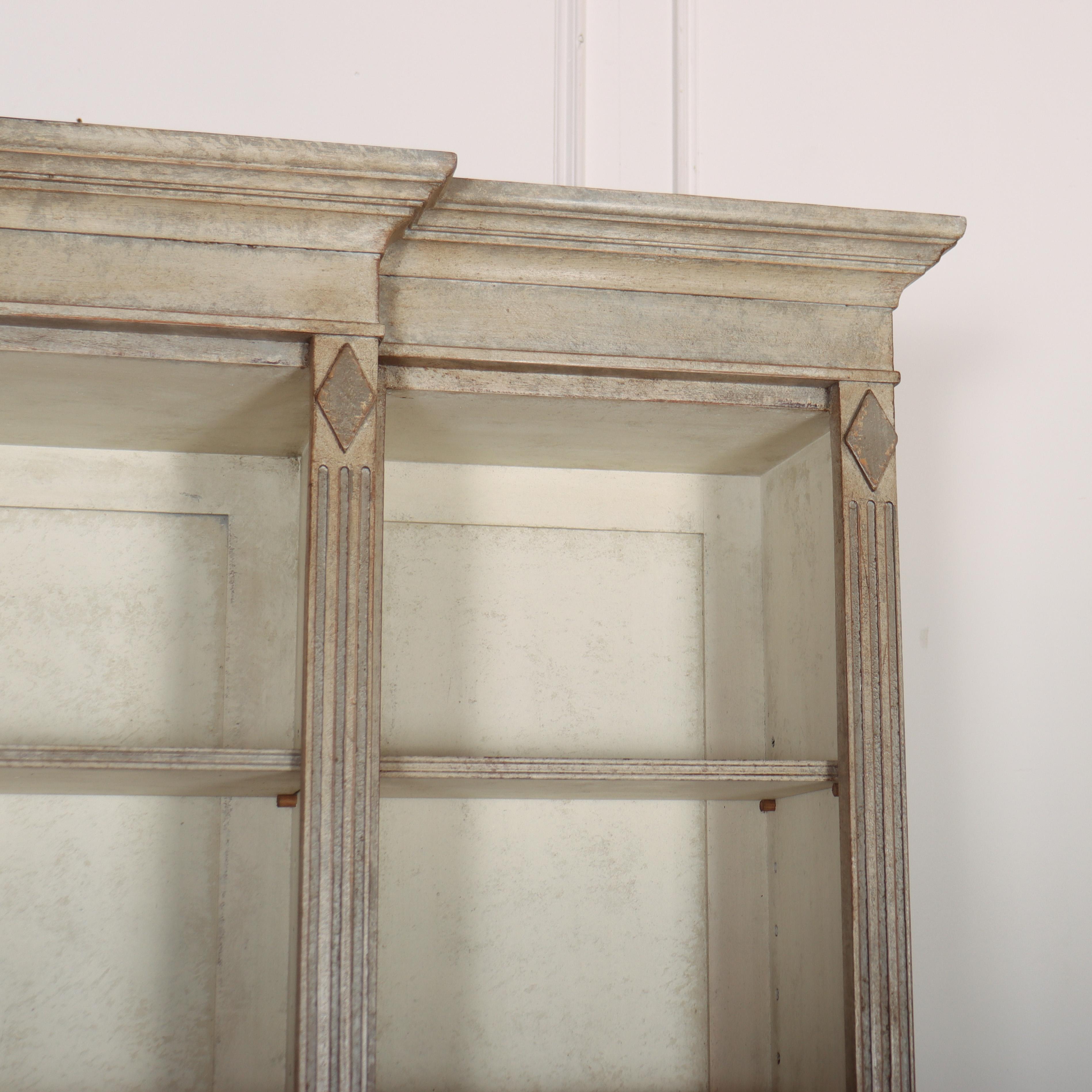 Libreria in stile svedese della fine del XIX secolo in legno di pino con diamanti a reticolo sull'anta. 1890. 

Profondità del ripiano centrale: 30 cm (12 pollici)

Ali: 24 cm (9,5 pollici)


Riferimento interno: H


Codice: 9225

Dimensioni:
W: