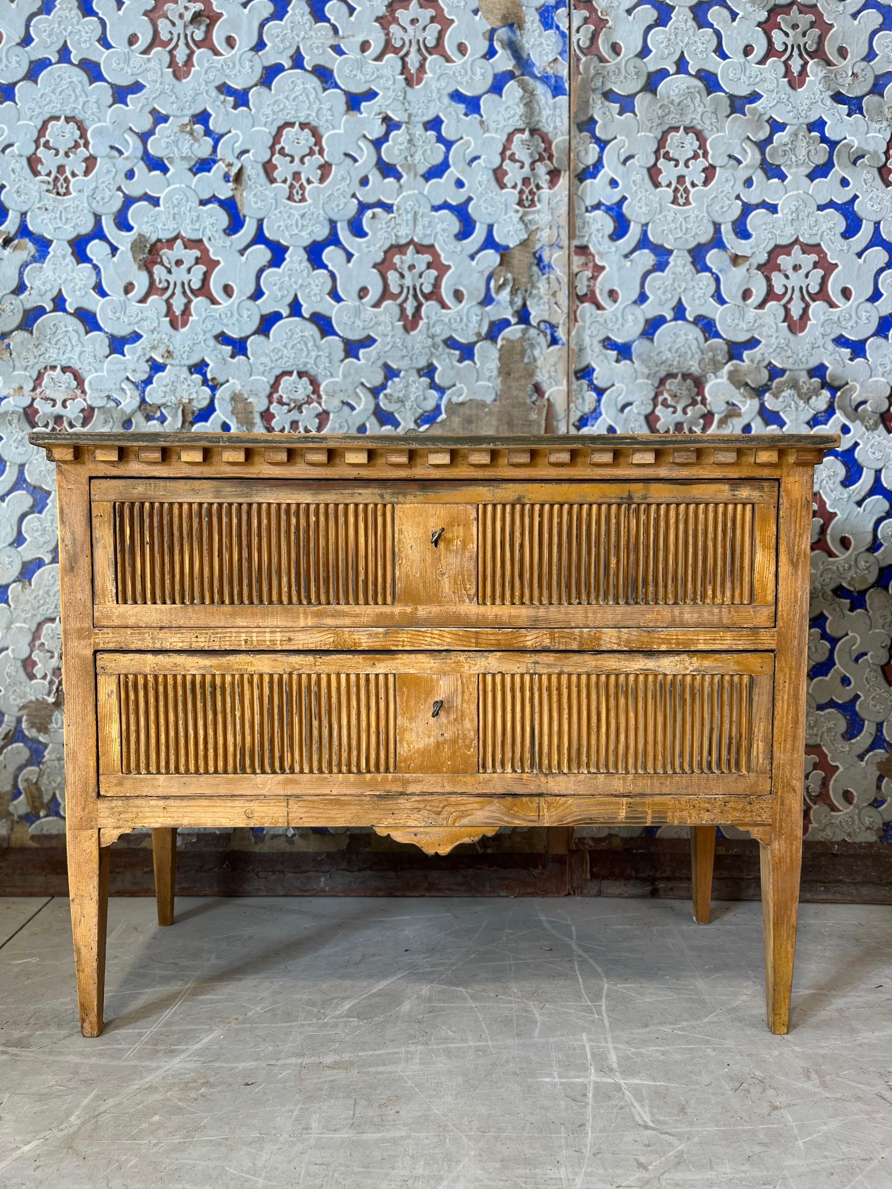 Coppia di cassettoni svedesi con piano a contrasto. Una finitura rustica ed un carattere tradizionale perfetti per ambienti classici  o moderni.
I nostri prodotti sono realizzati con tecniche artigianali nel nostro laboratorio in Toscana, nel quale