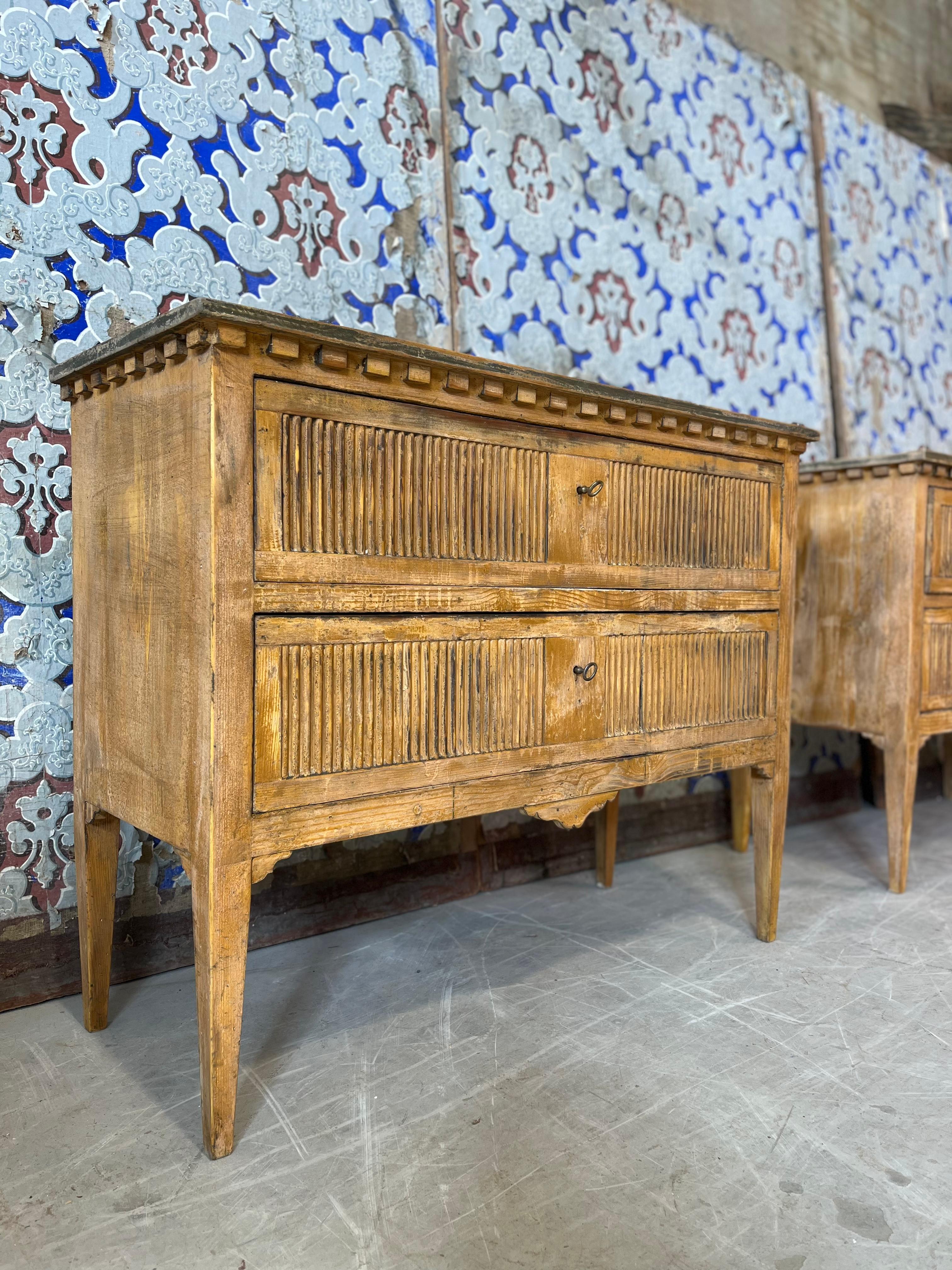 Italian Swedish style drawer with dark top in vendita