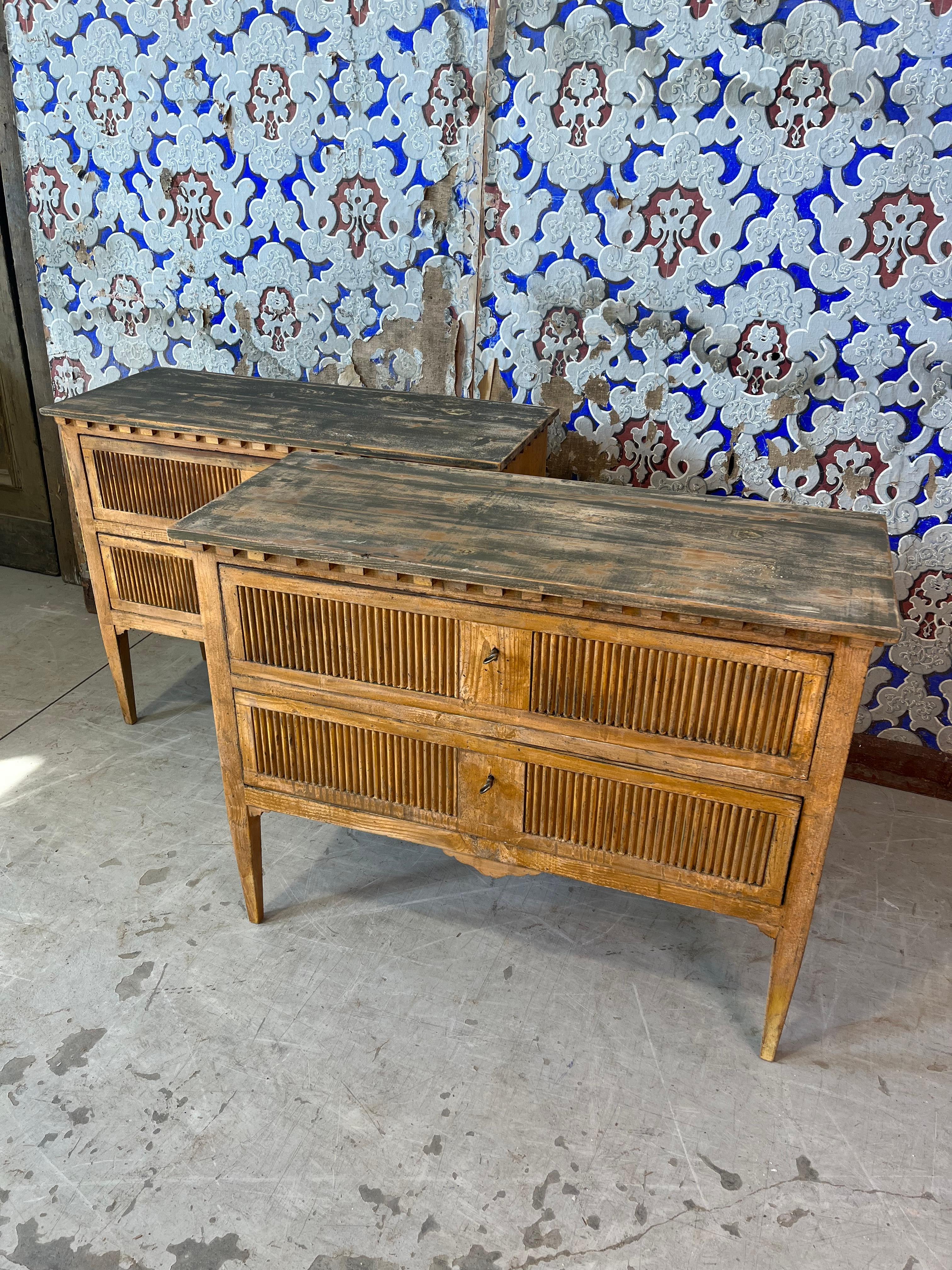 Fatto a mano Swedish style drawer with dark top in vendita