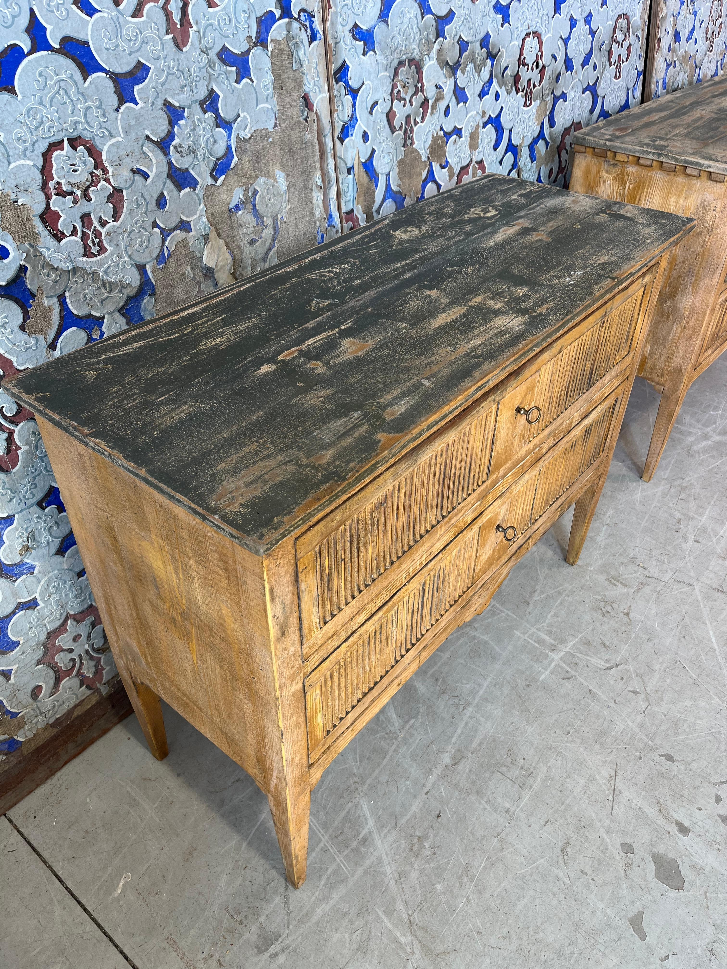 Swedish style drawer with dark top In condizioni Nuovo in vendita a Livorno, IT