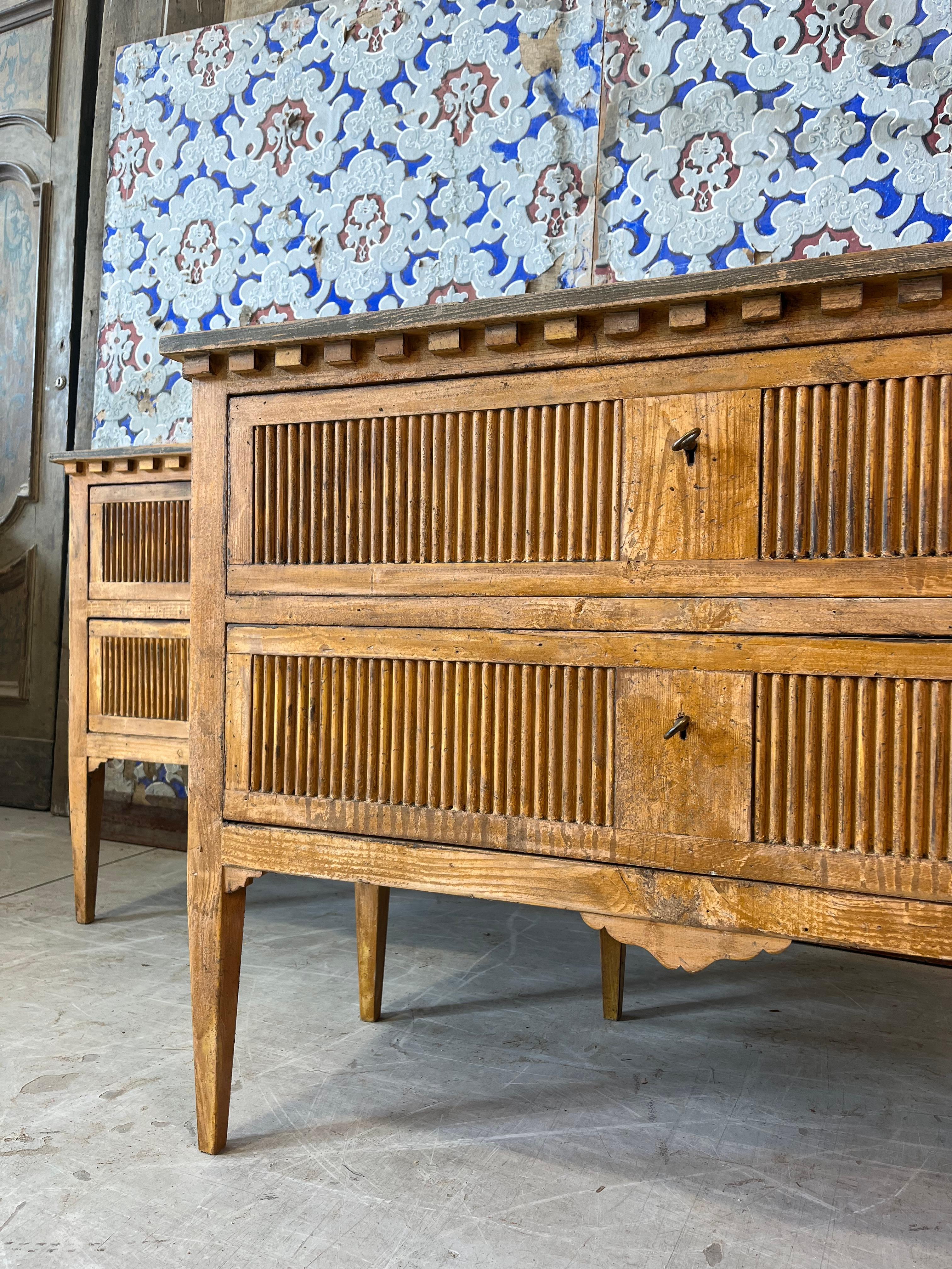 Periodo contemporaneo Swedish style drawer with dark top in vendita