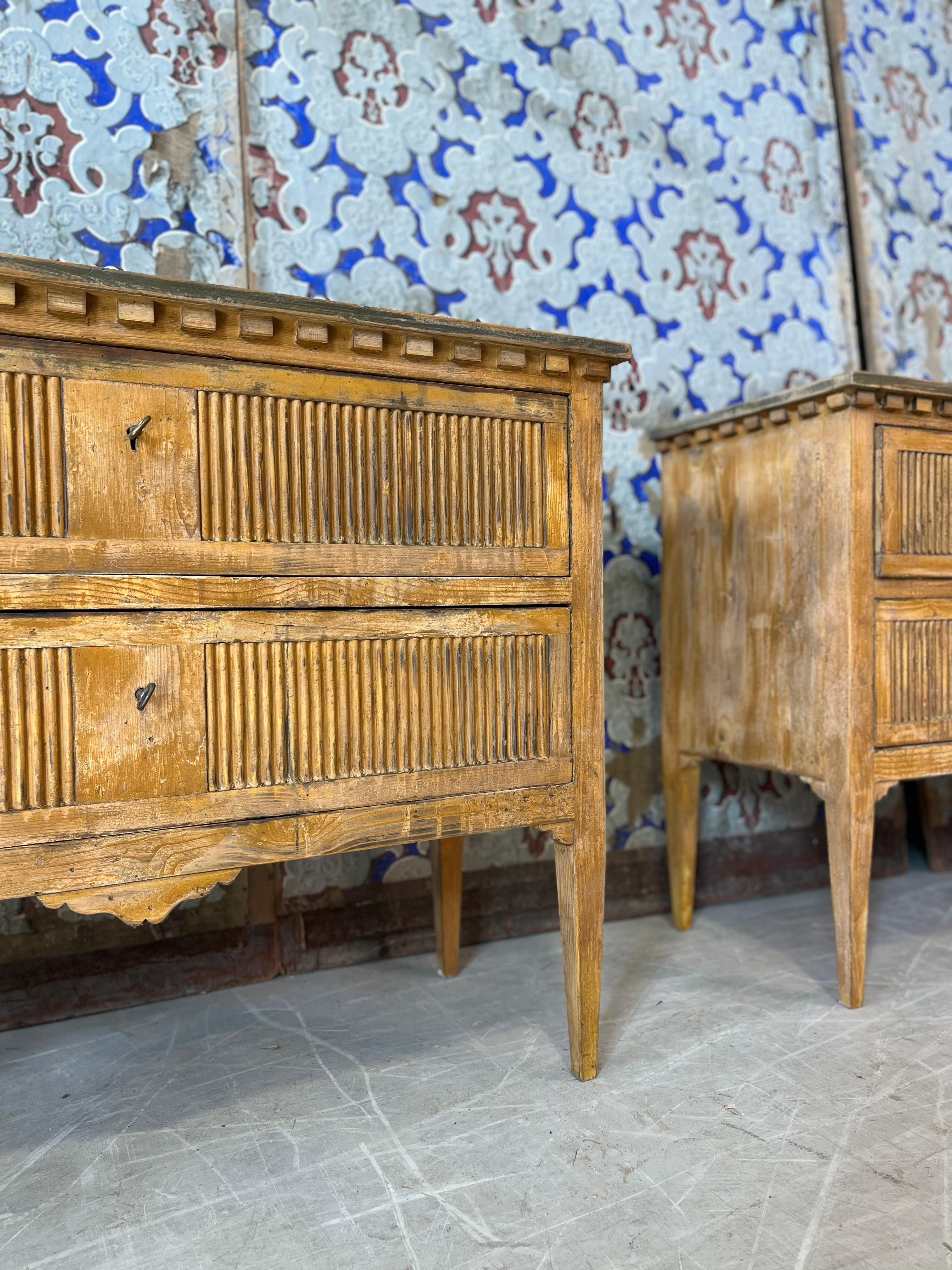 Legno Swedish style drawer with dark top in vendita