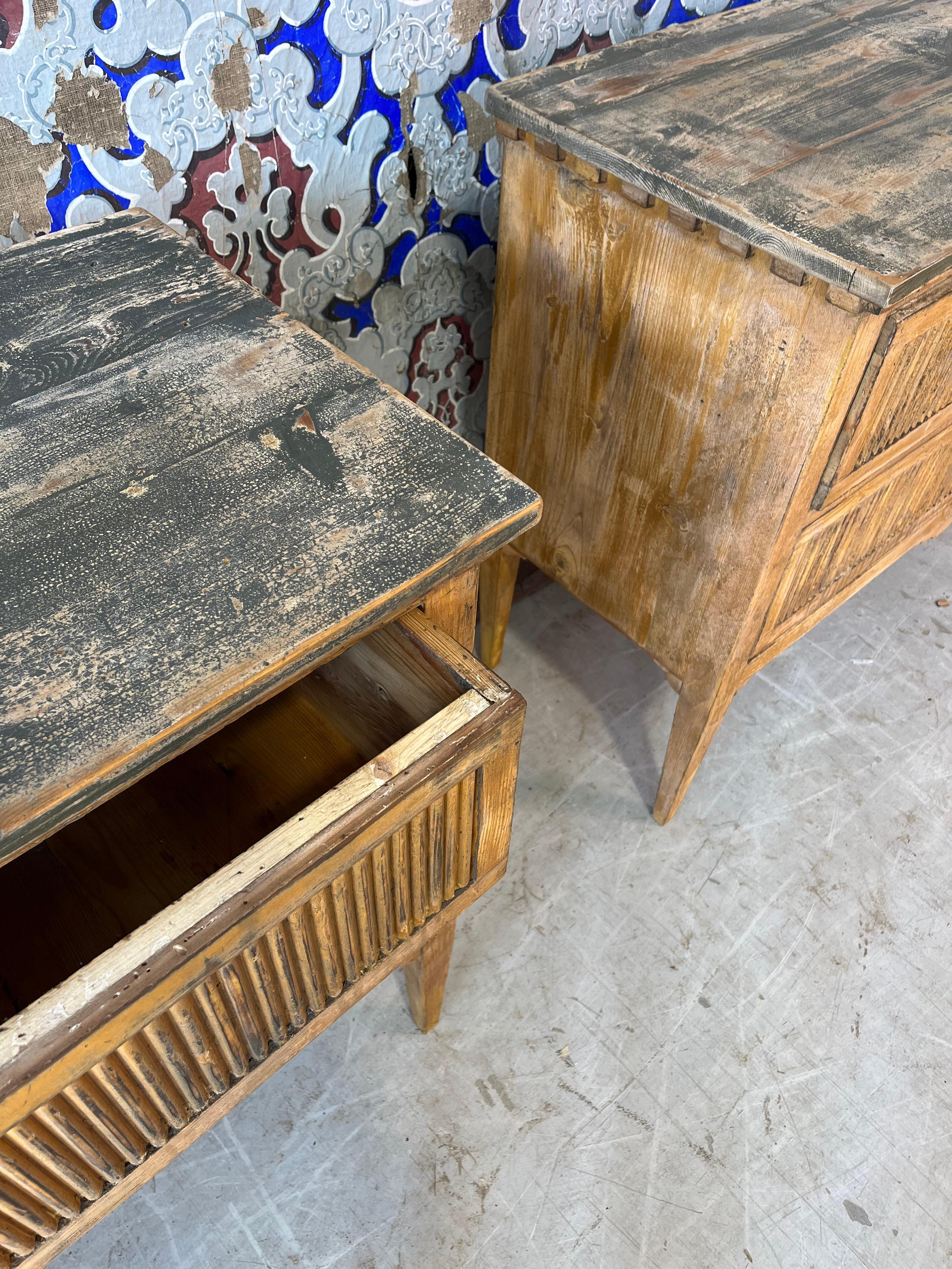 Swedish style drawer with dark top in vendita 1