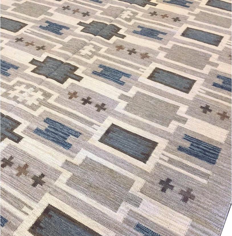 La collezione Swedish si ispira ai tappeti svedesi della metà del secolo scorso. Le loro geometrie caratteristiche sono realizzate in lana intrecciata a mano e hanno un vero spirito vintage. Può essere personalizzato in qualsiasi colore, forma e