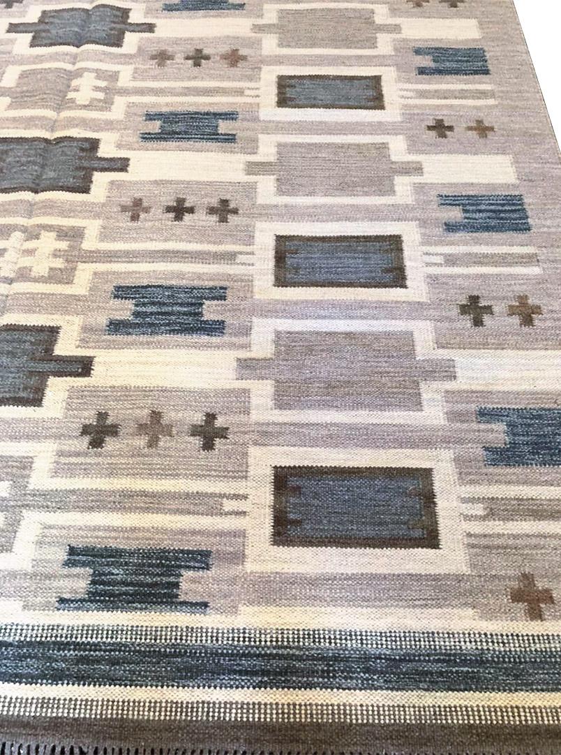 Tessuto a mano Tappeto contemporaneo a tessitura piatta in stile svedese intrecciato a mano, di colore grigio, bianco e blu. in vendita