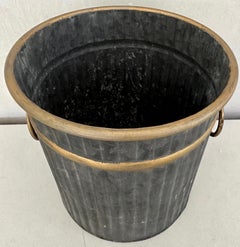 Cestino in metallo con bordo dorato in stile svedese