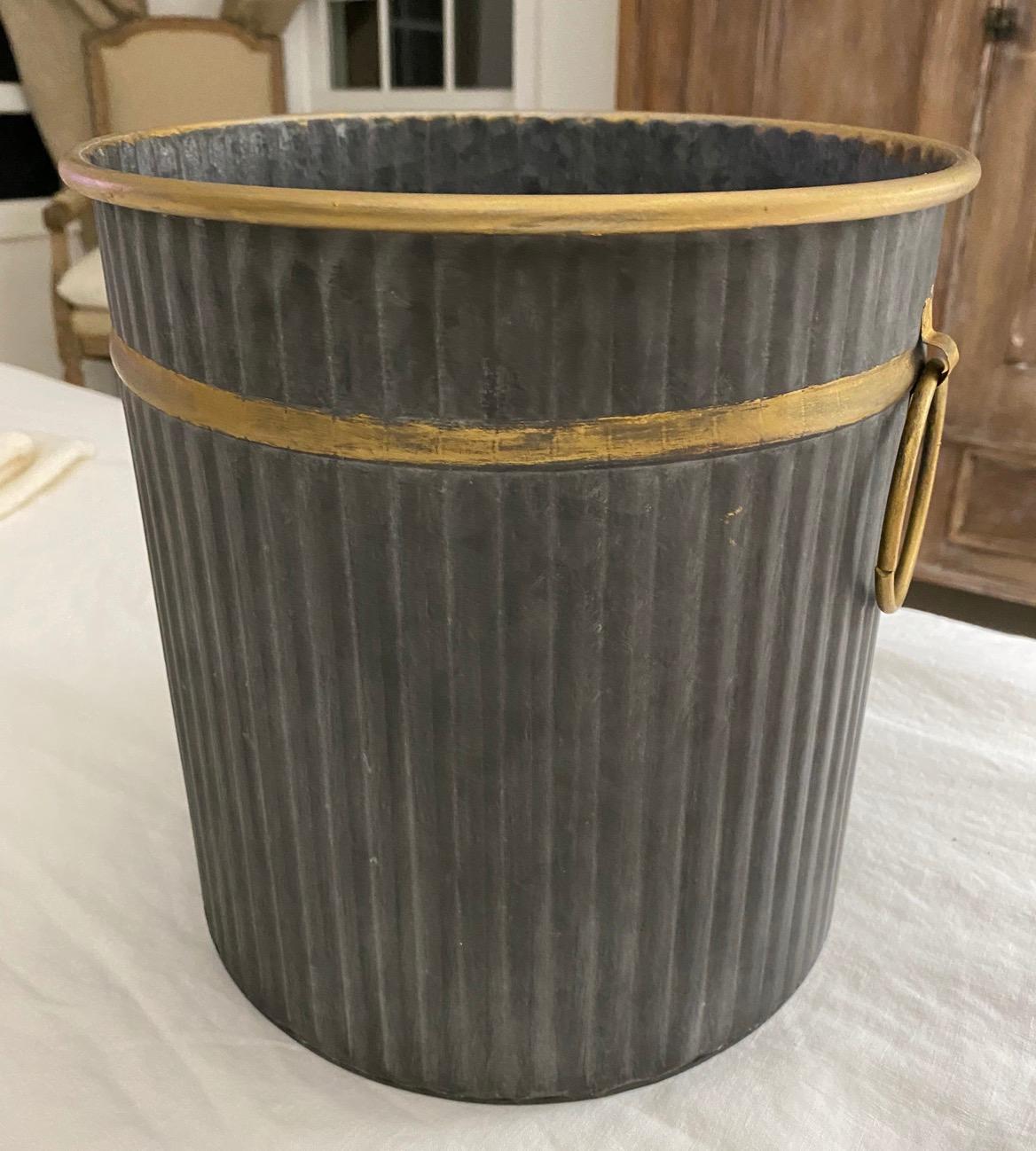 Rustic and elegant at the same time, add a neoclassical country touch to your bedroom or bathroom.
The gold gilt edging gives it a Classic vintage/antique feel. Suitable for any decor -- modern, Art Deco, neoclassical, classical, Swedish Gustavian,