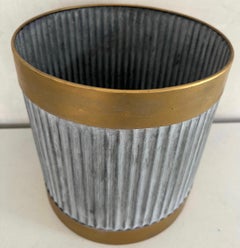 Cestino per rifiuti in metallo con bordo dorato in stile svedese dal sapore vintage