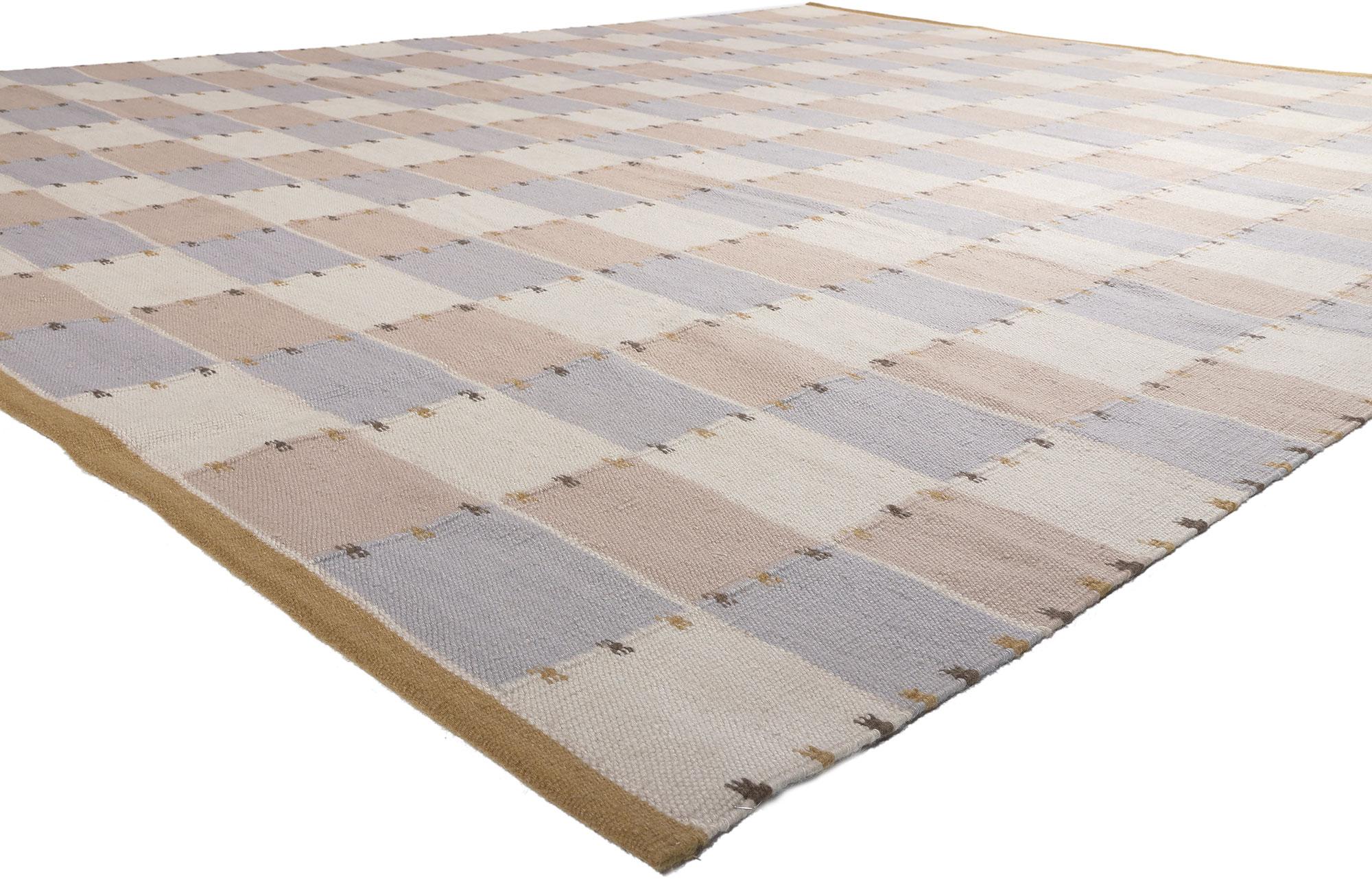 30950 Neuer schwedisch inspirierter Kilim-Teppich, 10'03 x 12'09.
Skandinavische Moderne trifft auf minimalistischen Kubismus in diesem handgewebten, schwedisch inspirierten Kelimteppich aus Wolle. Das einfache, lineare Design und die minimale