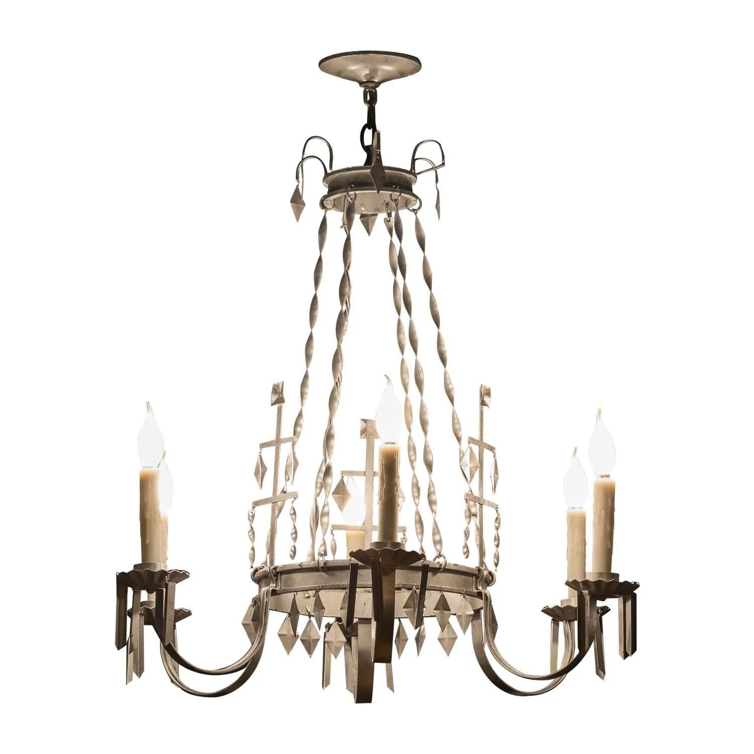 Il lampadario in acciaio a più livelli in stile svedese è un pezzo di ottima fattura che unisce la raffinatezza del design scandinavo al fascino grezzo dei materiali industriali. Ispirato originariamente a un lampadario svedese che Darren Henault
