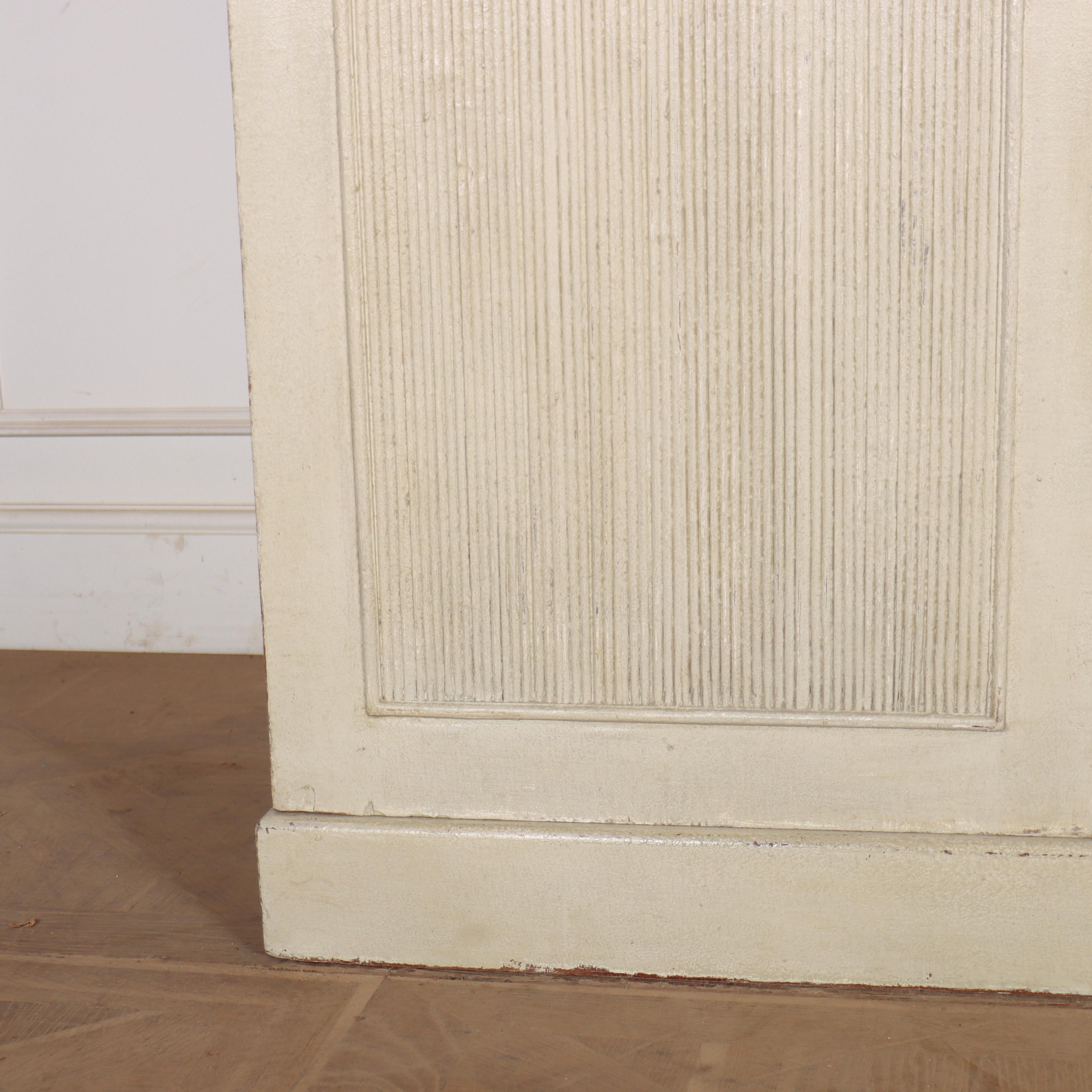 Armario para la ropa blanca pintado al estilo sueco del siglo XIX, con cajones extraíbles y barra para colgar. La sección izquierda puede equiparse con estantes si se solicita. 1860.

Código 8620

Dimensiones:
W: 72