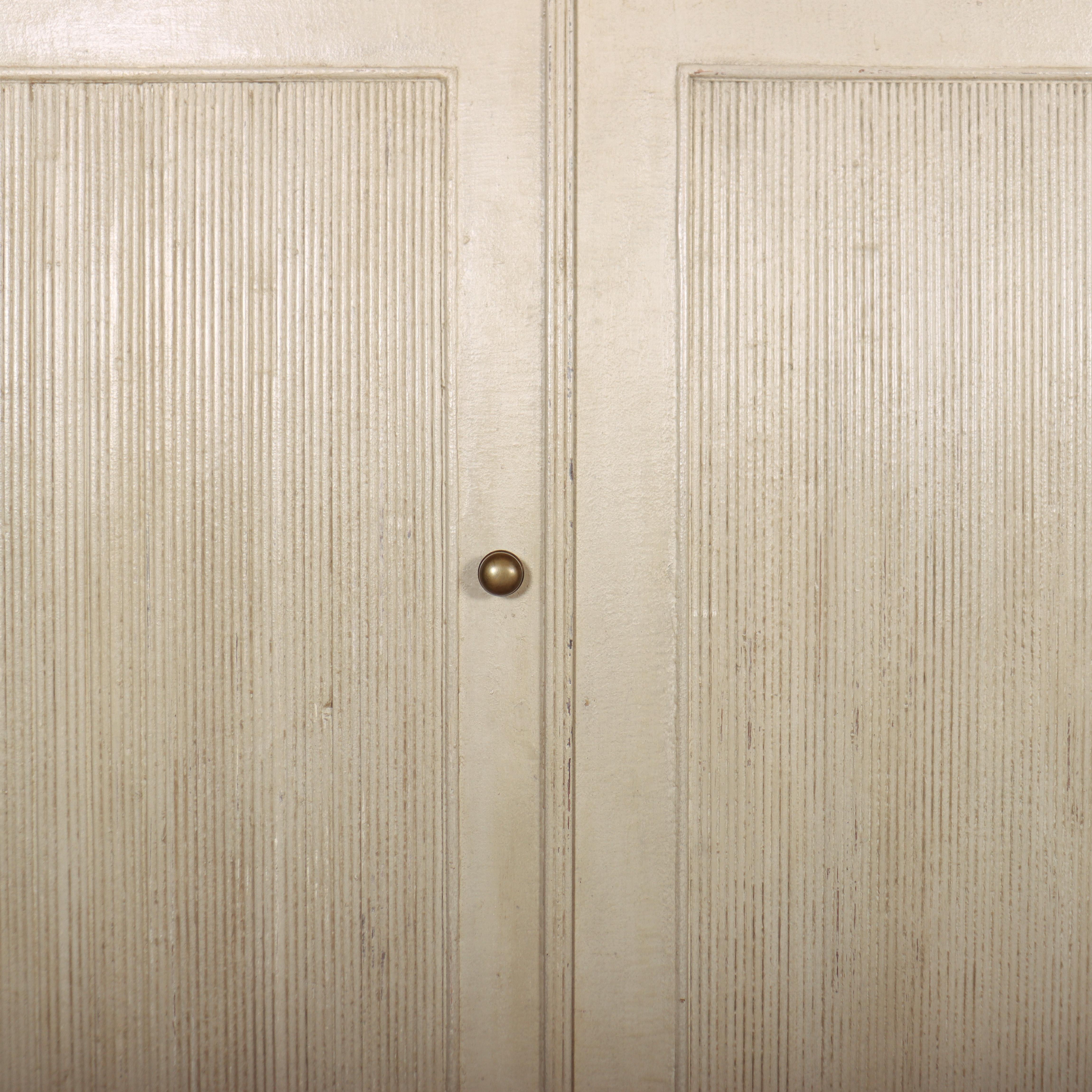 Armario para la ropa blanca pintado al estilo sueco Pintado en venta