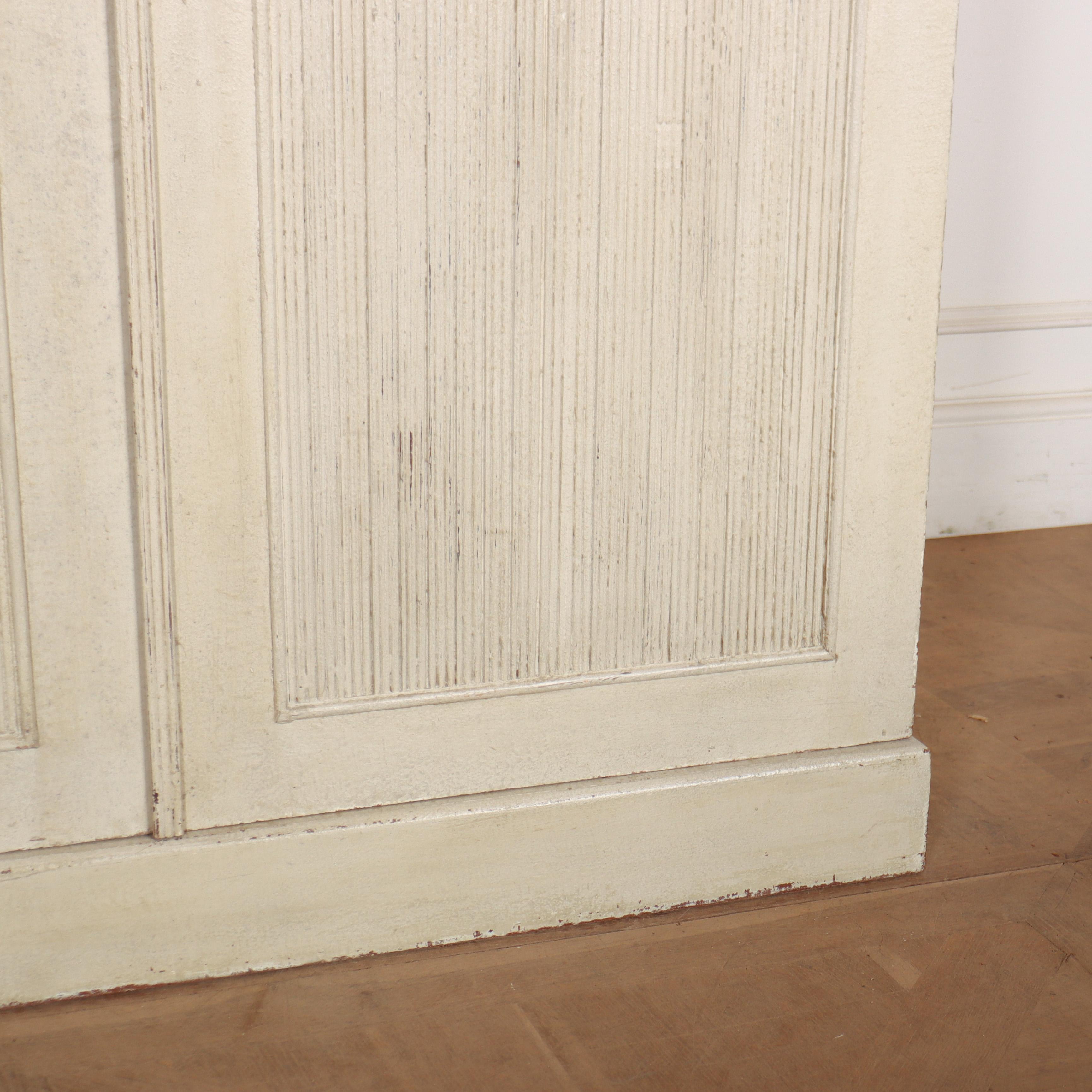 Armario para la ropa blanca pintado al estilo sueco siglo XIX en venta