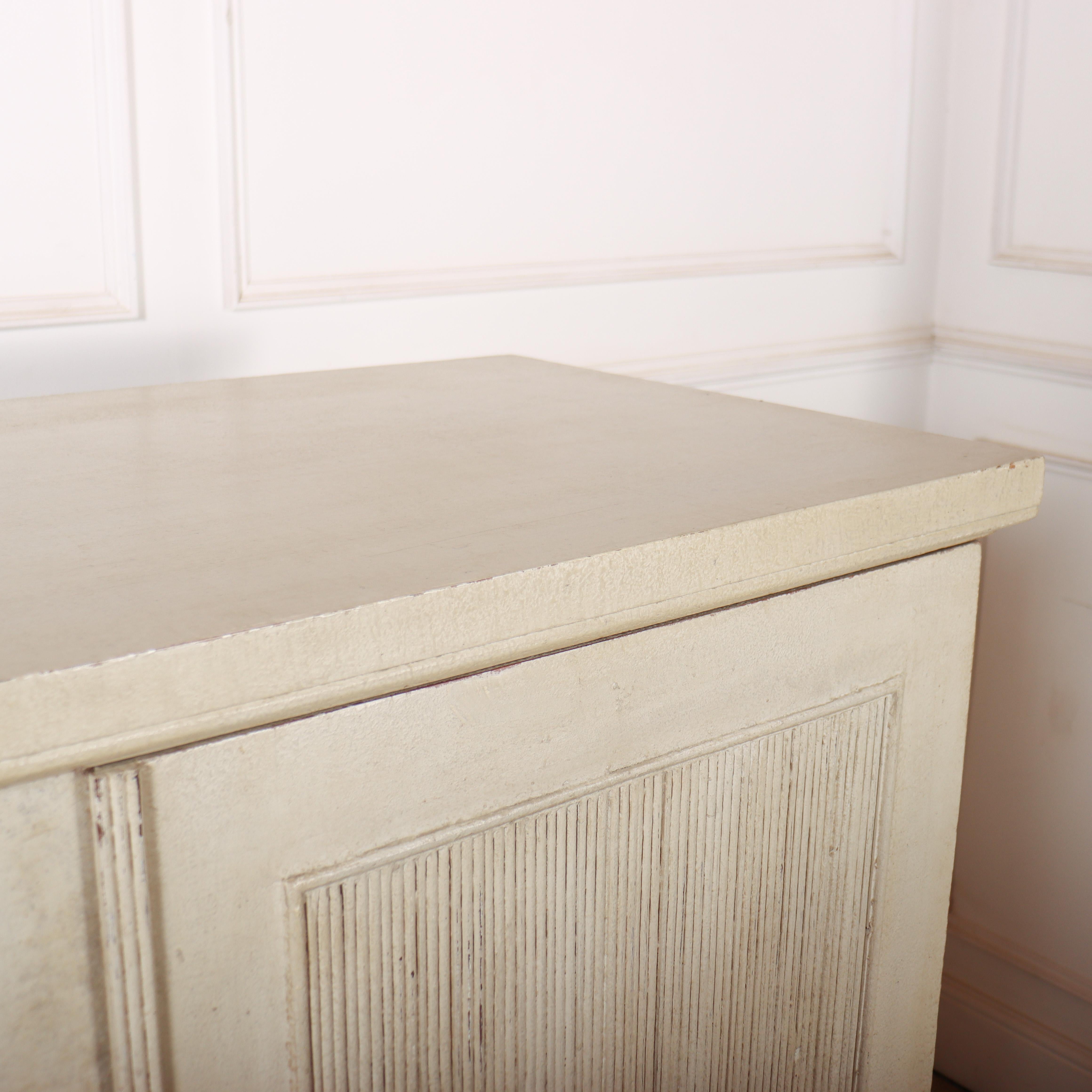 Armario para la ropa blanca pintado al estilo sueco Pino en venta