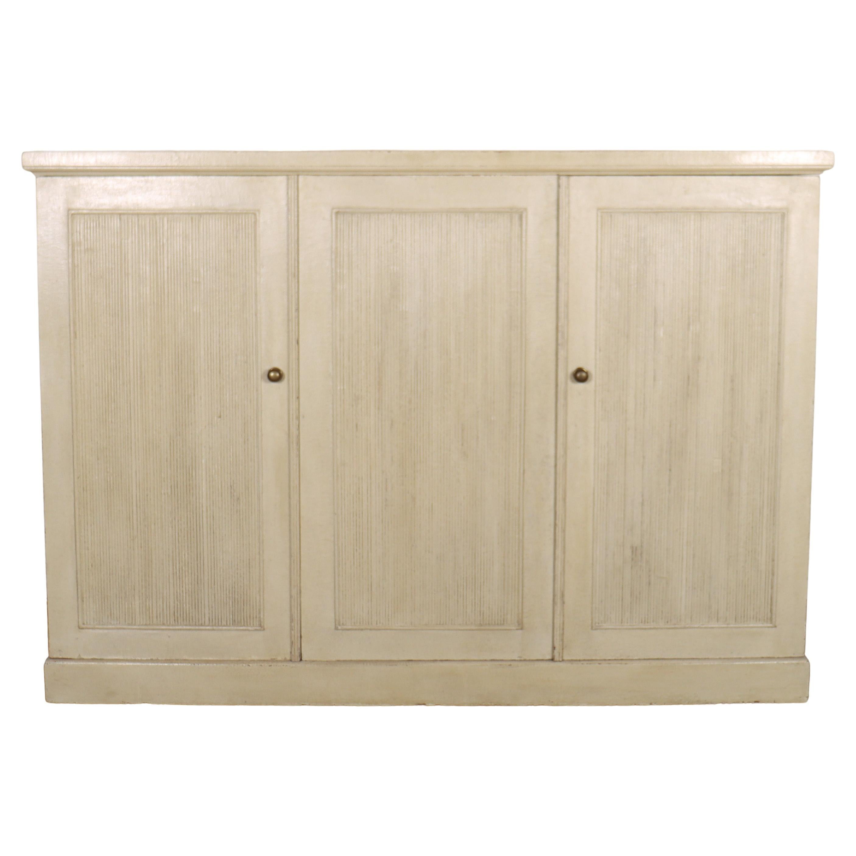 Armario para la ropa blanca pintado al estilo sueco en venta