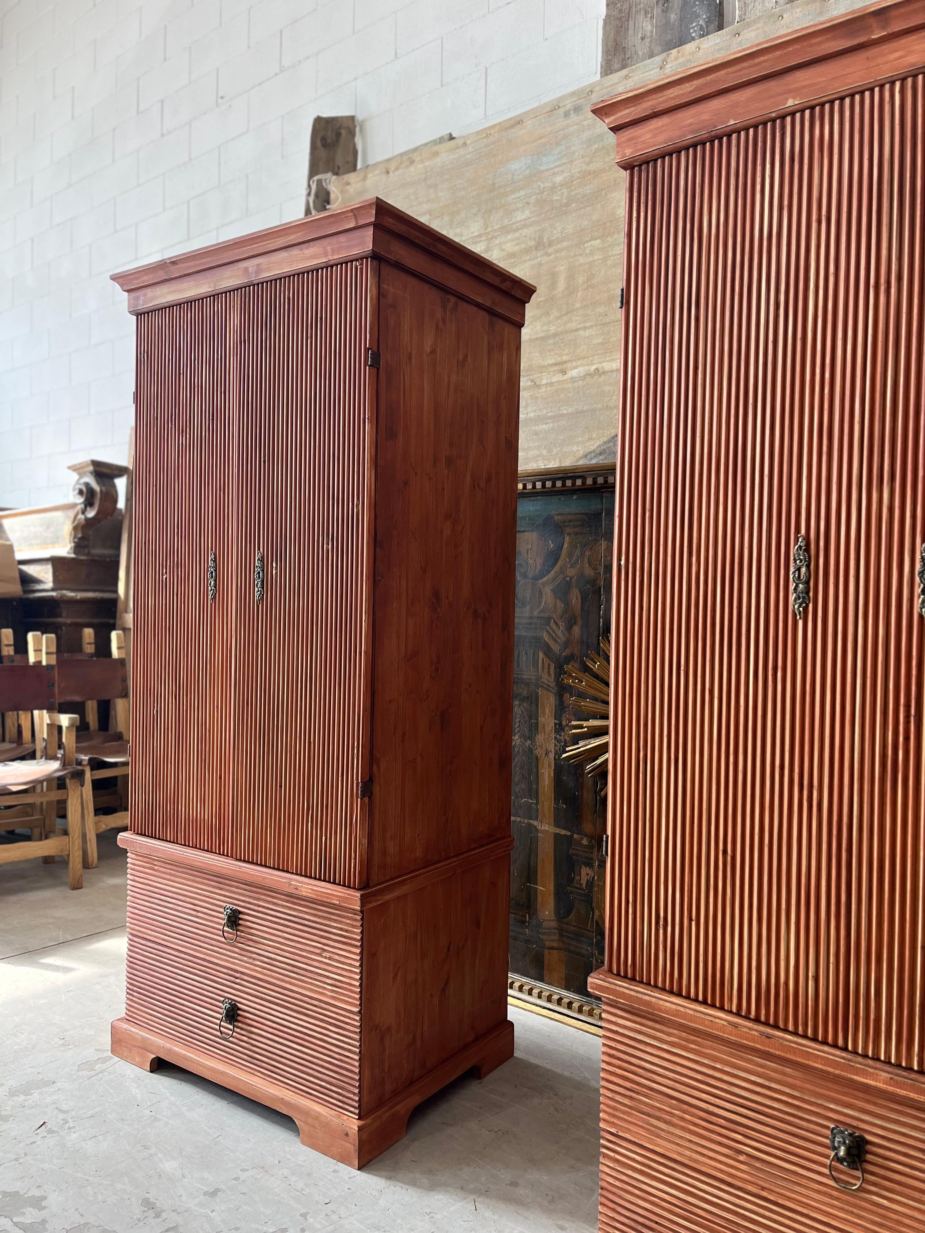 Coppia di armadi in stile svedese con doppia anta e doppio cassetto. Un design essenziale ma di forte carattere perfetto per arricchire i vostri ambienti classici e moderni.
I pezzi sono realizzati a mano nel nostro laboratorio In Toscana e sono