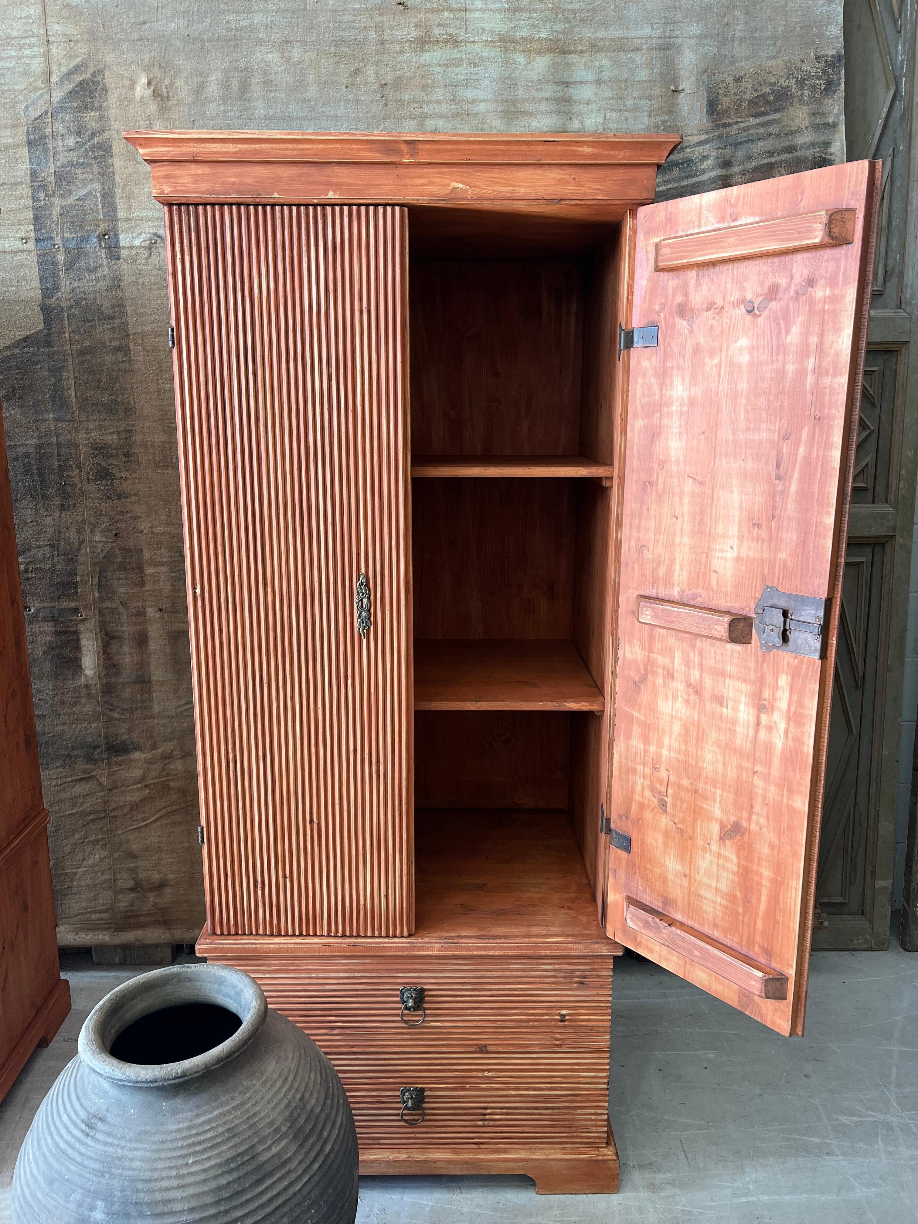 Periodo contemporaneo Swedish style red cabinet in vendita