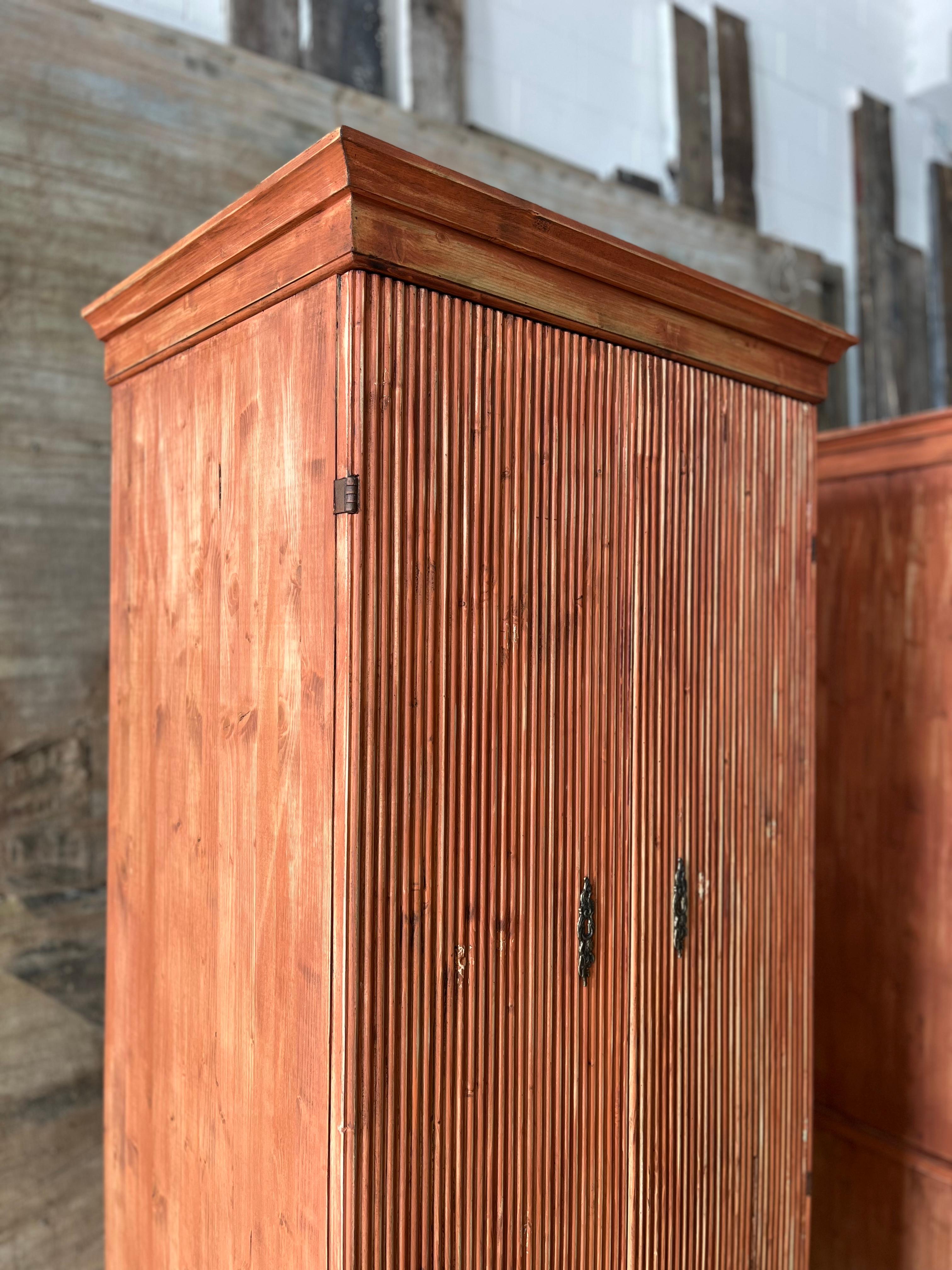 Legno Swedish style red cabinet in vendita