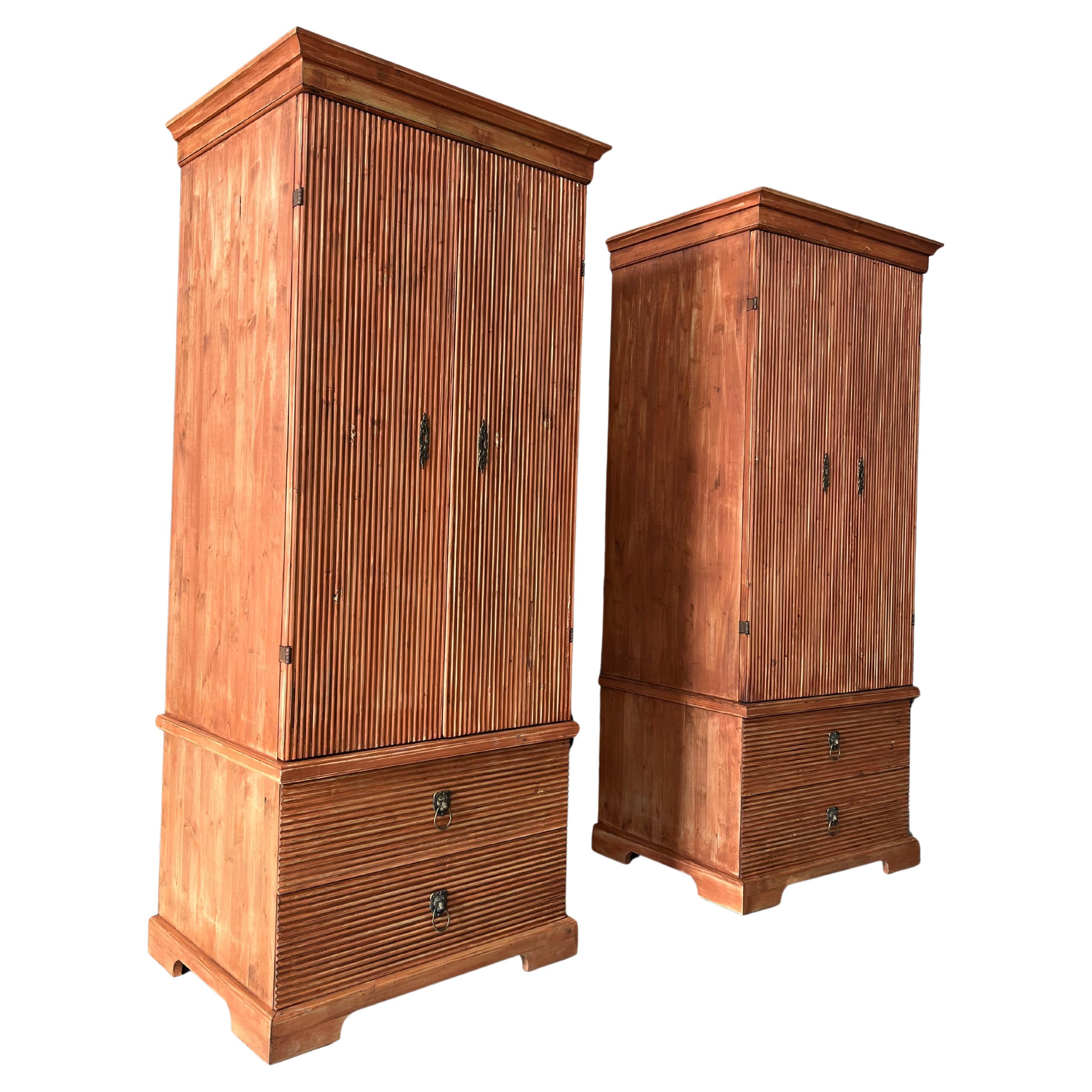 Swedish style red cabinet in vendita