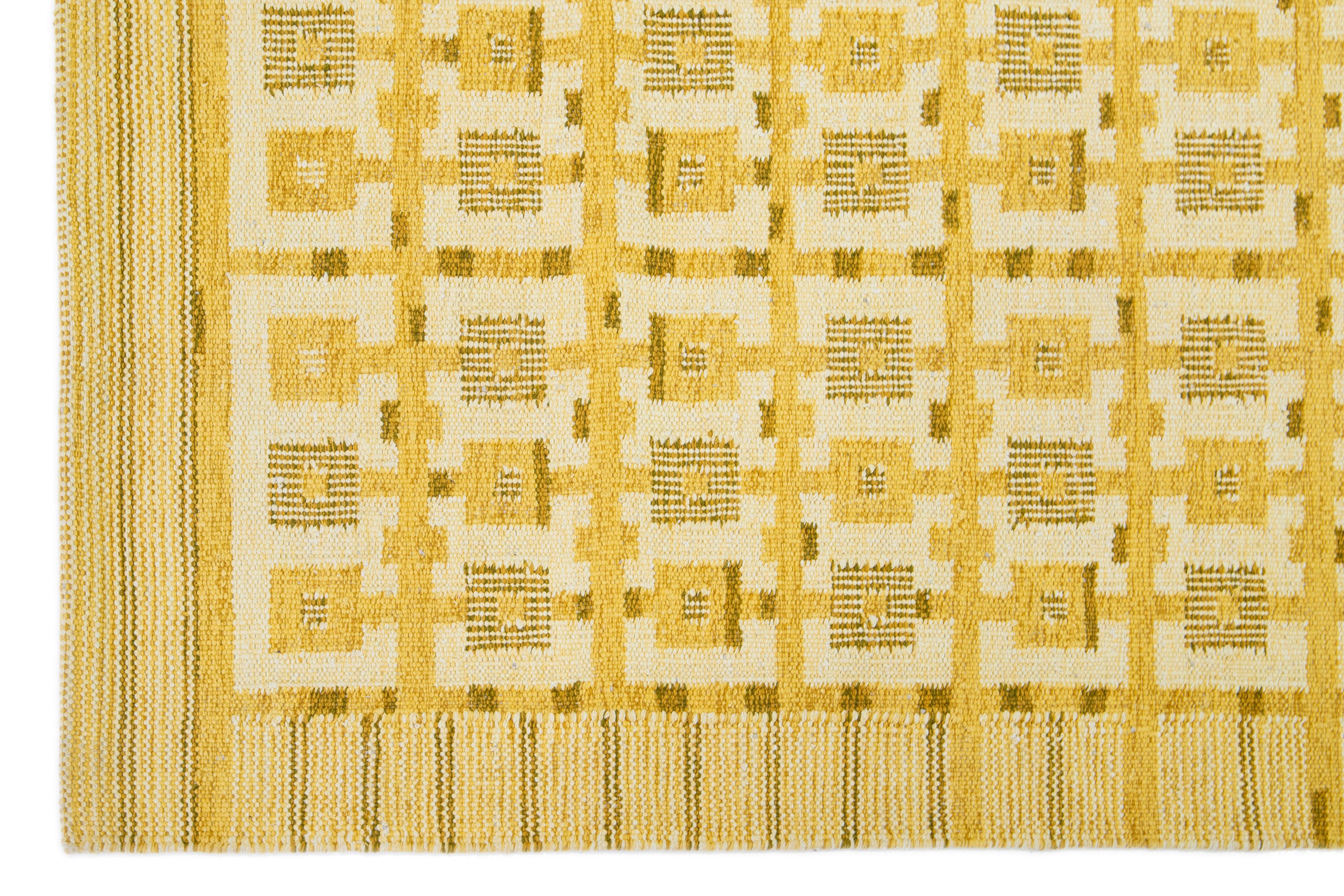 Gelber moderner Wollteppich im schwedischen Stil, handgefertigt mit geometrischem Design (Handgeknüpft) im Angebot