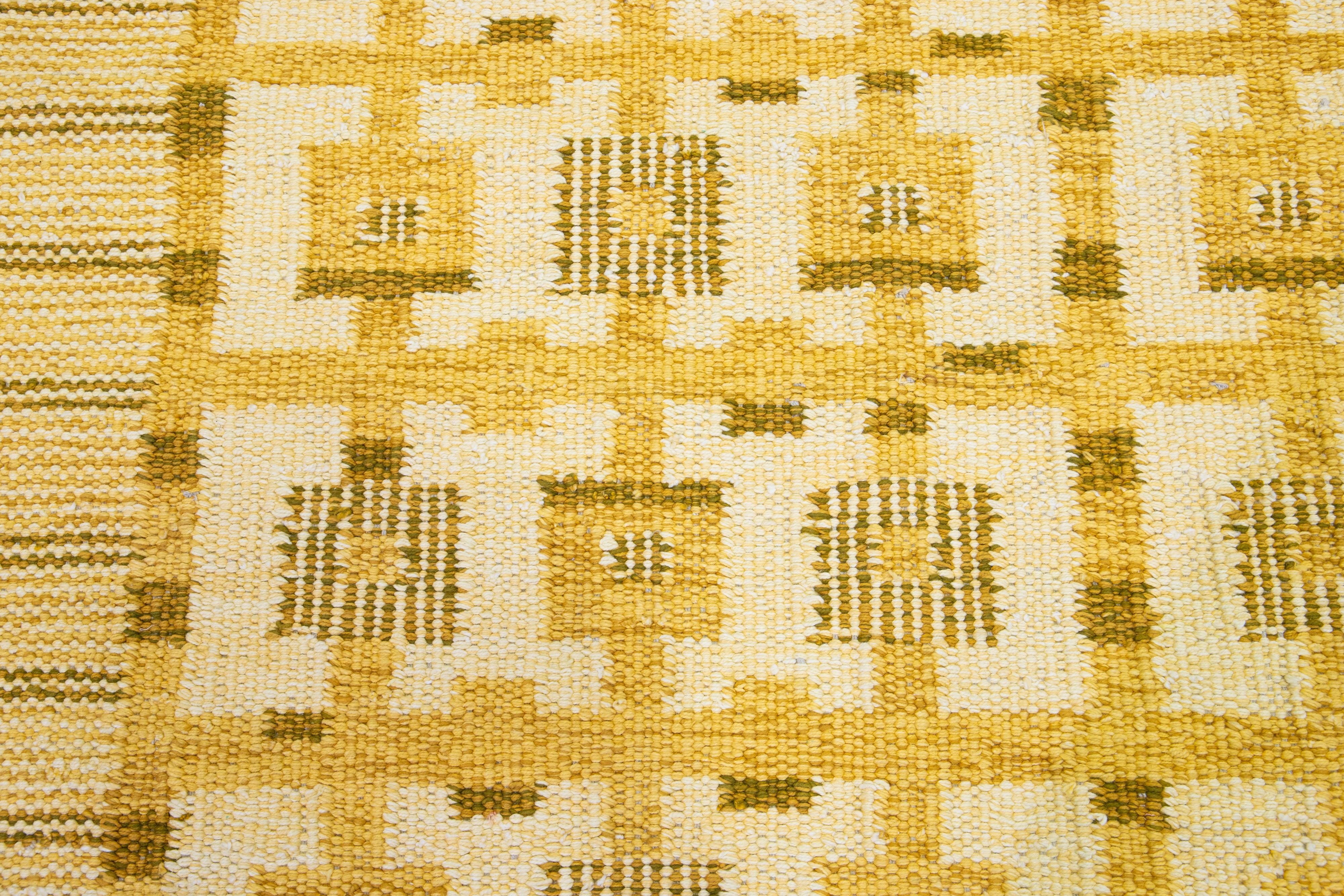 Gelber moderner Wollteppich im schwedischen Stil, handgefertigt mit geometrischem Design (21. Jahrhundert und zeitgenössisch) im Angebot