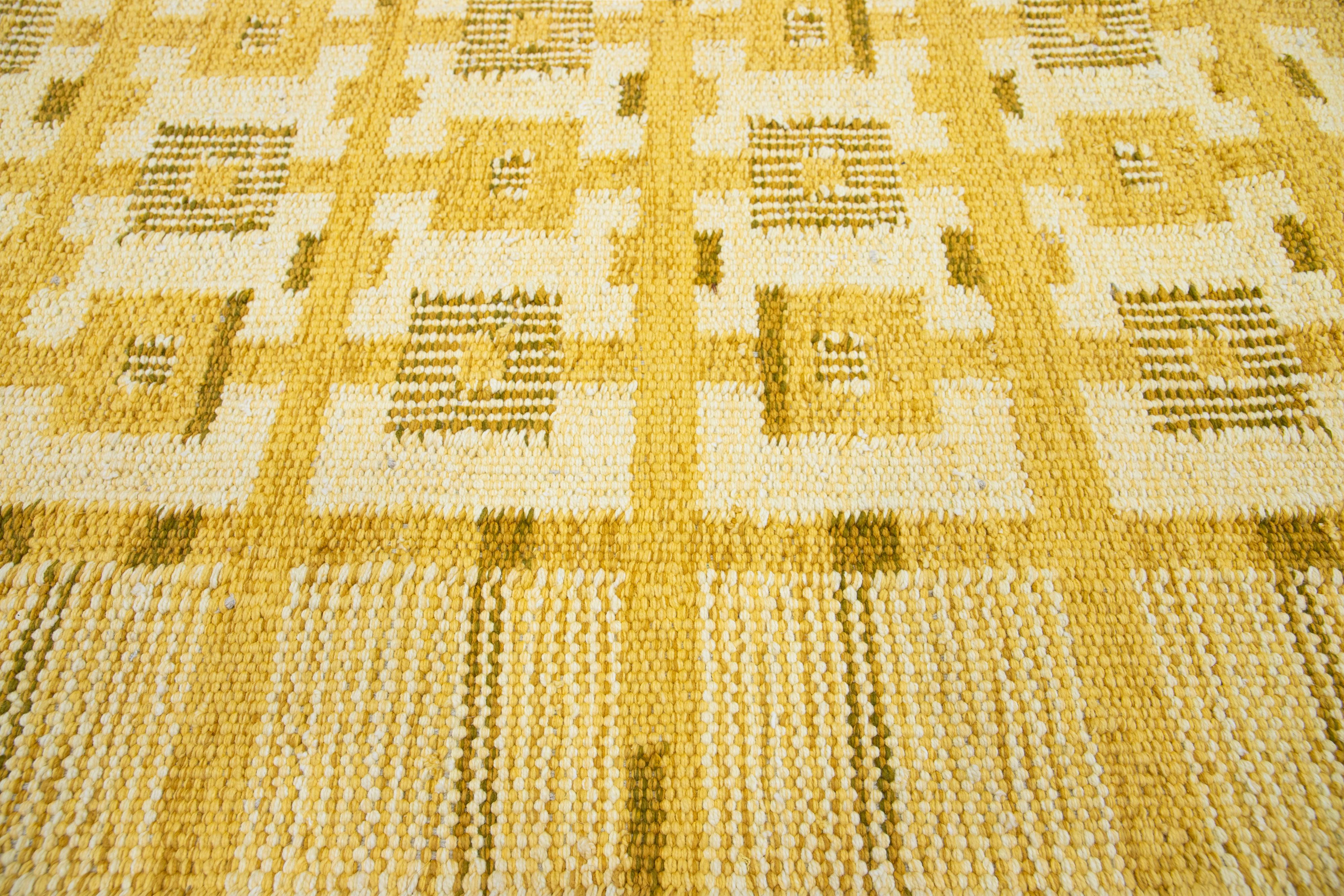 Gelber moderner Wollteppich im schwedischen Stil, handgefertigt mit geometrischem Design (Wolle) im Angebot