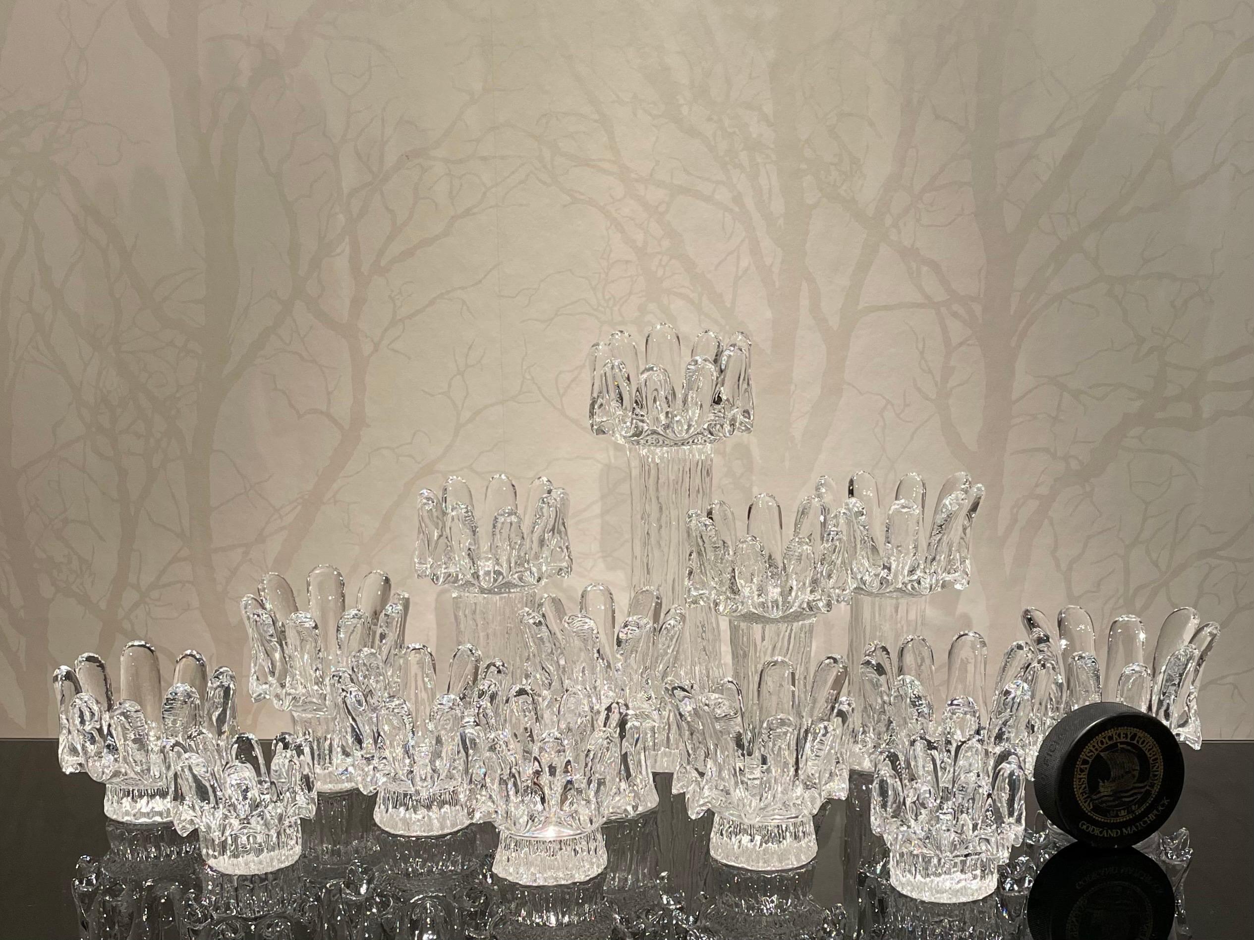 Il s'agit de la collection suédoise de 12 chandeliers Tournesol de l'artiste verrier Göran Wärff pour Kosta Boda Glasbruk. 

Il est composé de 12 pièces de cristal de tailles et de formes différentes qui rappellent la tige robuste d'un tournesol,
