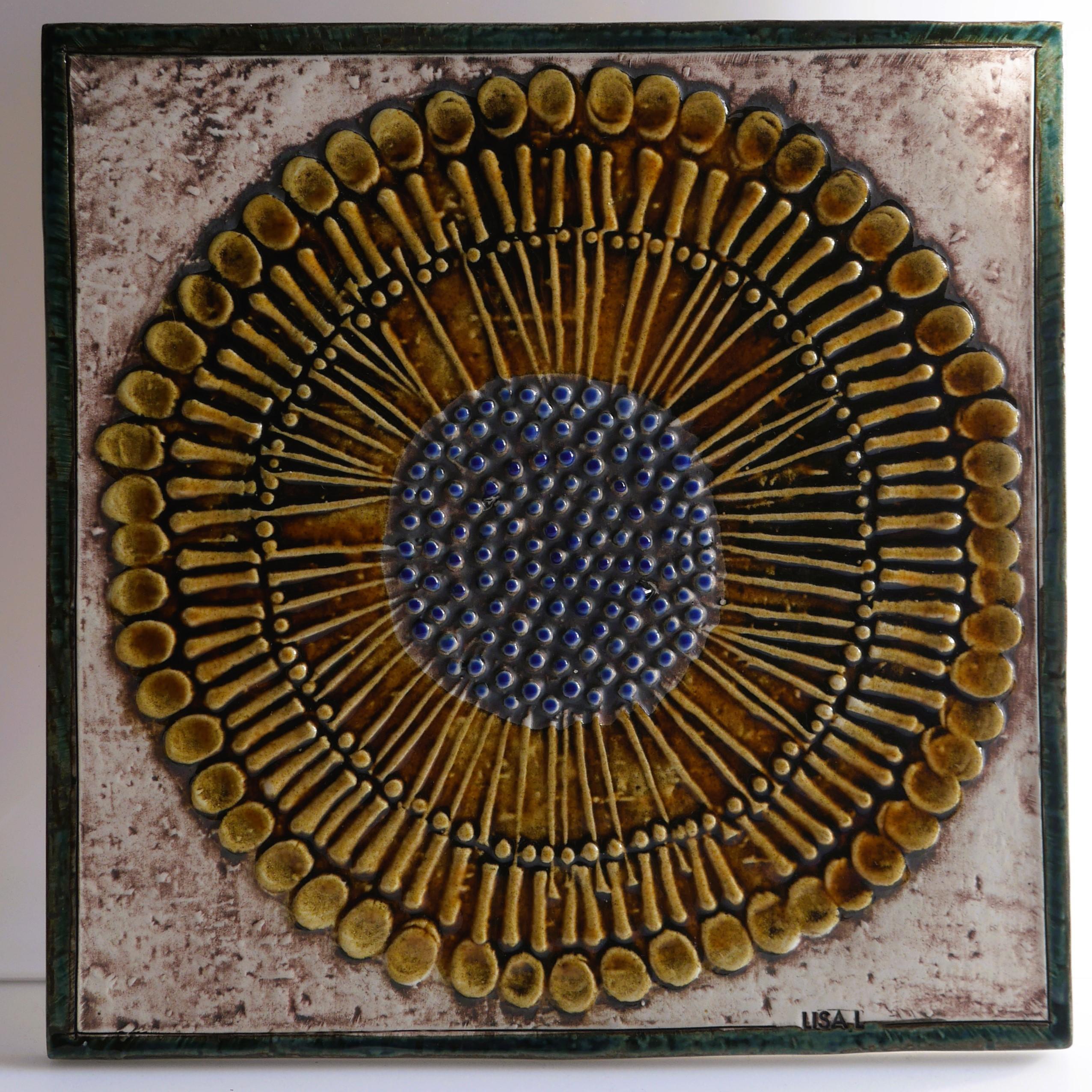Plaque murale en forme de tournesol faite à la main ou carrelage en céramique par Lisa Larson pour Gustavsberg, 1961. Toutes ces plaques sont uniques, mais ont un point commun, à part la représentation d'un tournesol, c'est qu'elles sont toutes