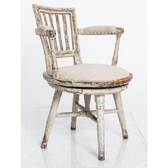 Fauteuil pivotant suédois ancien de style campagnard avec peinture blanche historique